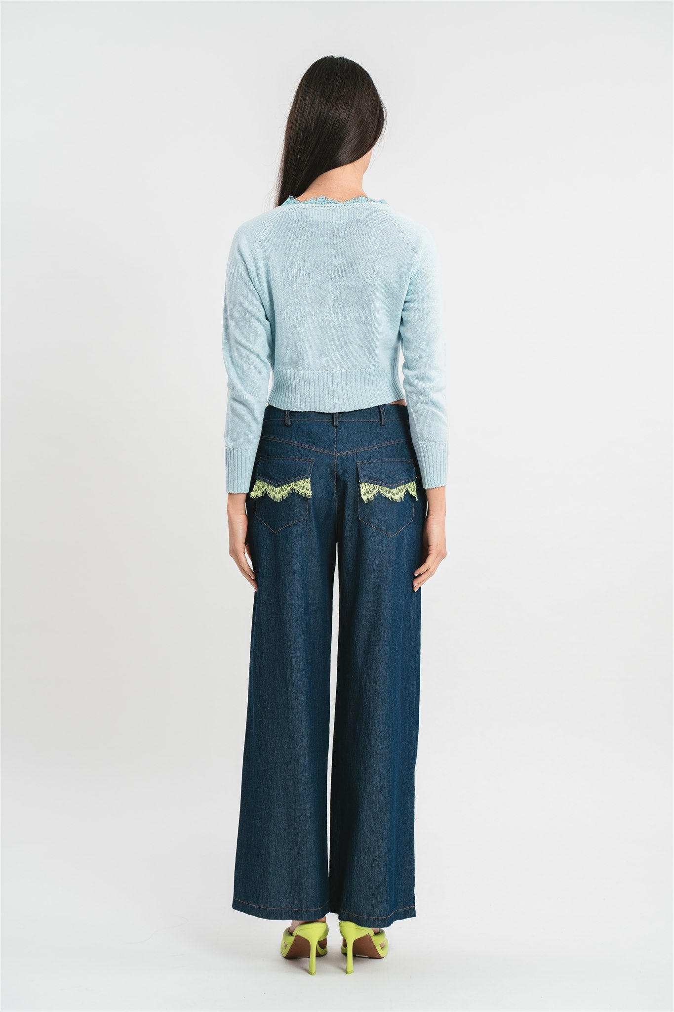Modella indossa cardigan celeste crop con dettagli in pizzo.
Posteriore