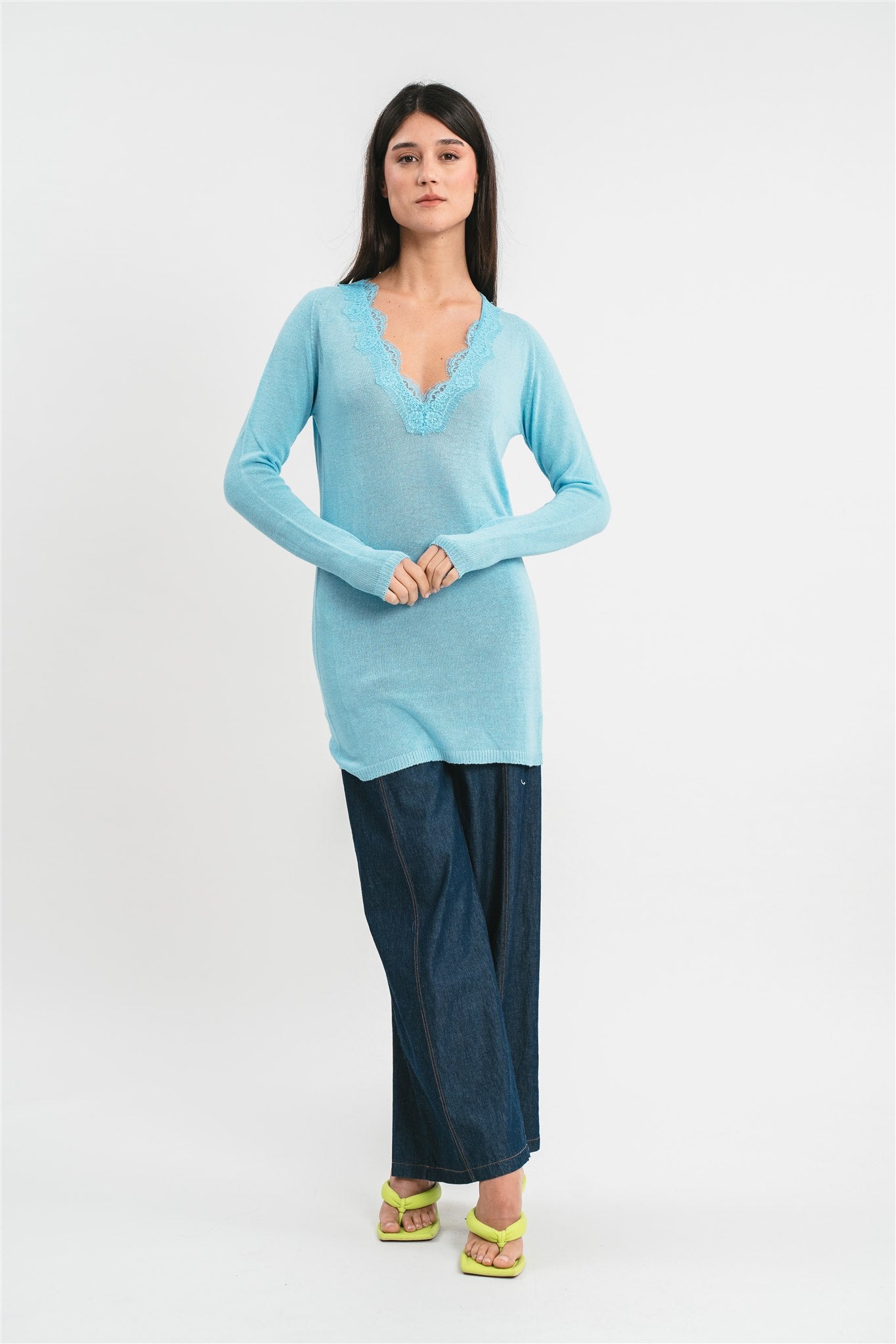 Maglia celeste lunga con scollo a V con dettagli in pizzo Frontale