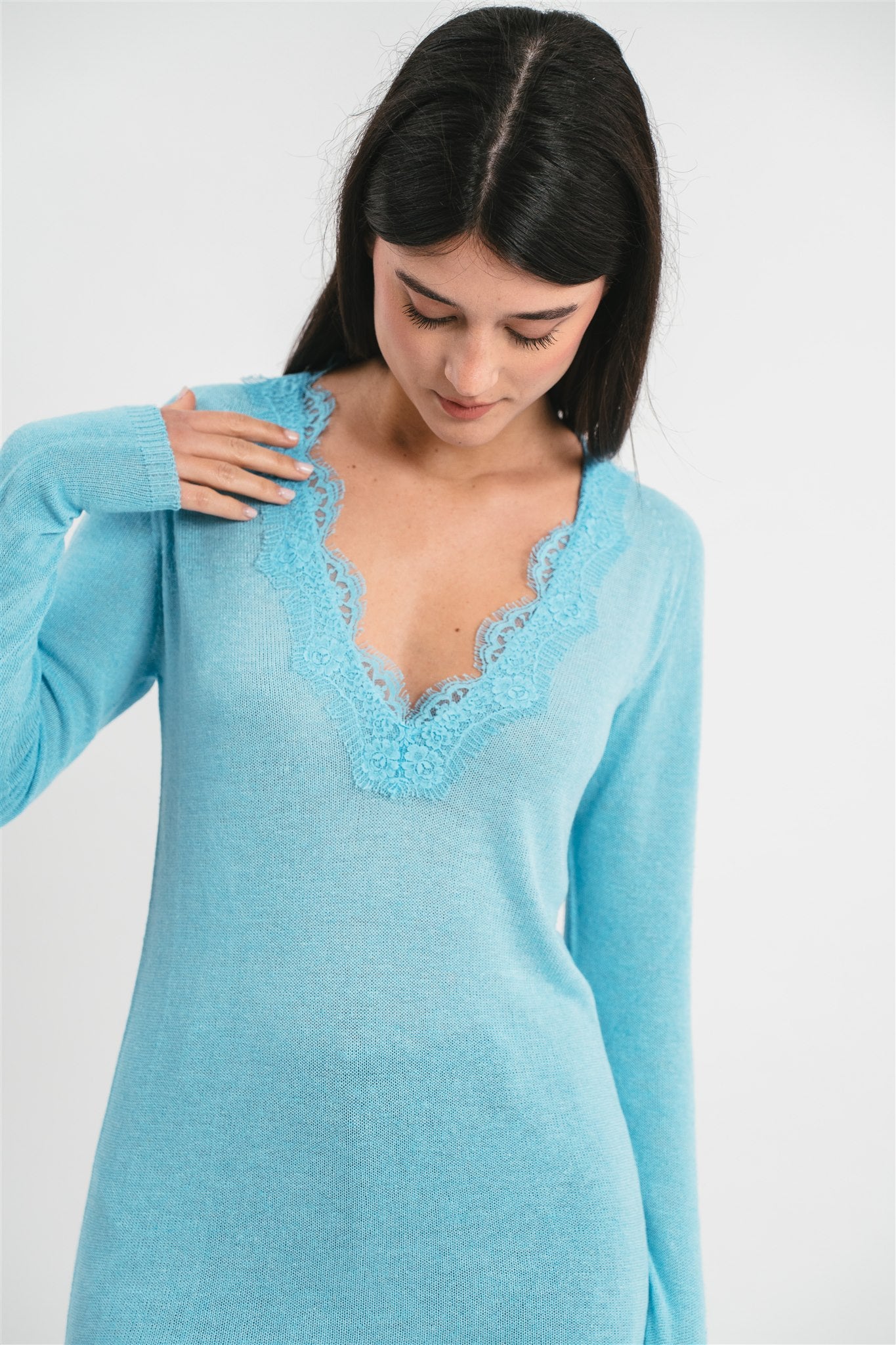 Maglia celeste lunga con scollo a V con dettagli in pizzo Dettaglio