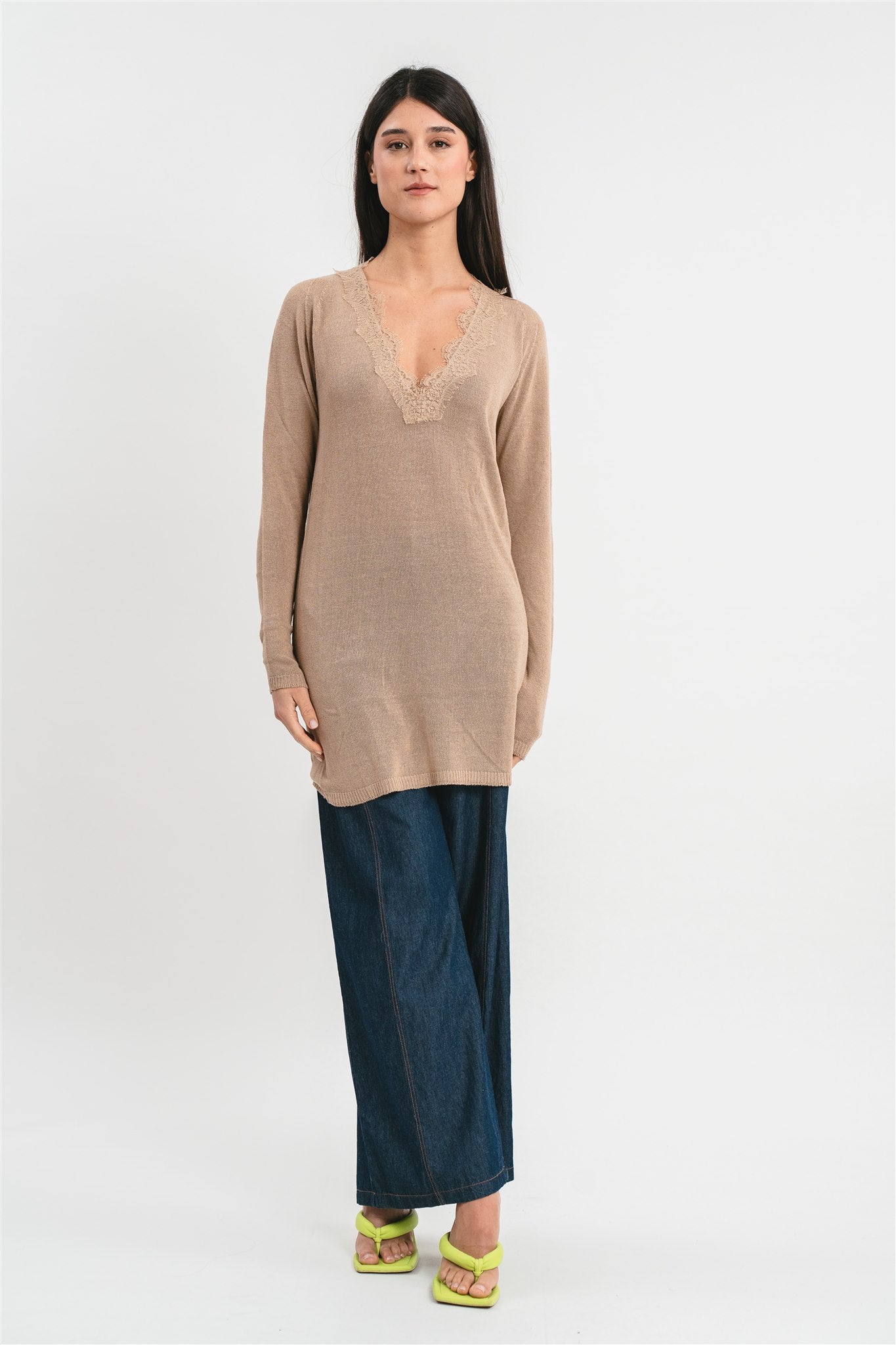 Maglia cammello lunga con scollo a V con dettagli in pizzo Frontale