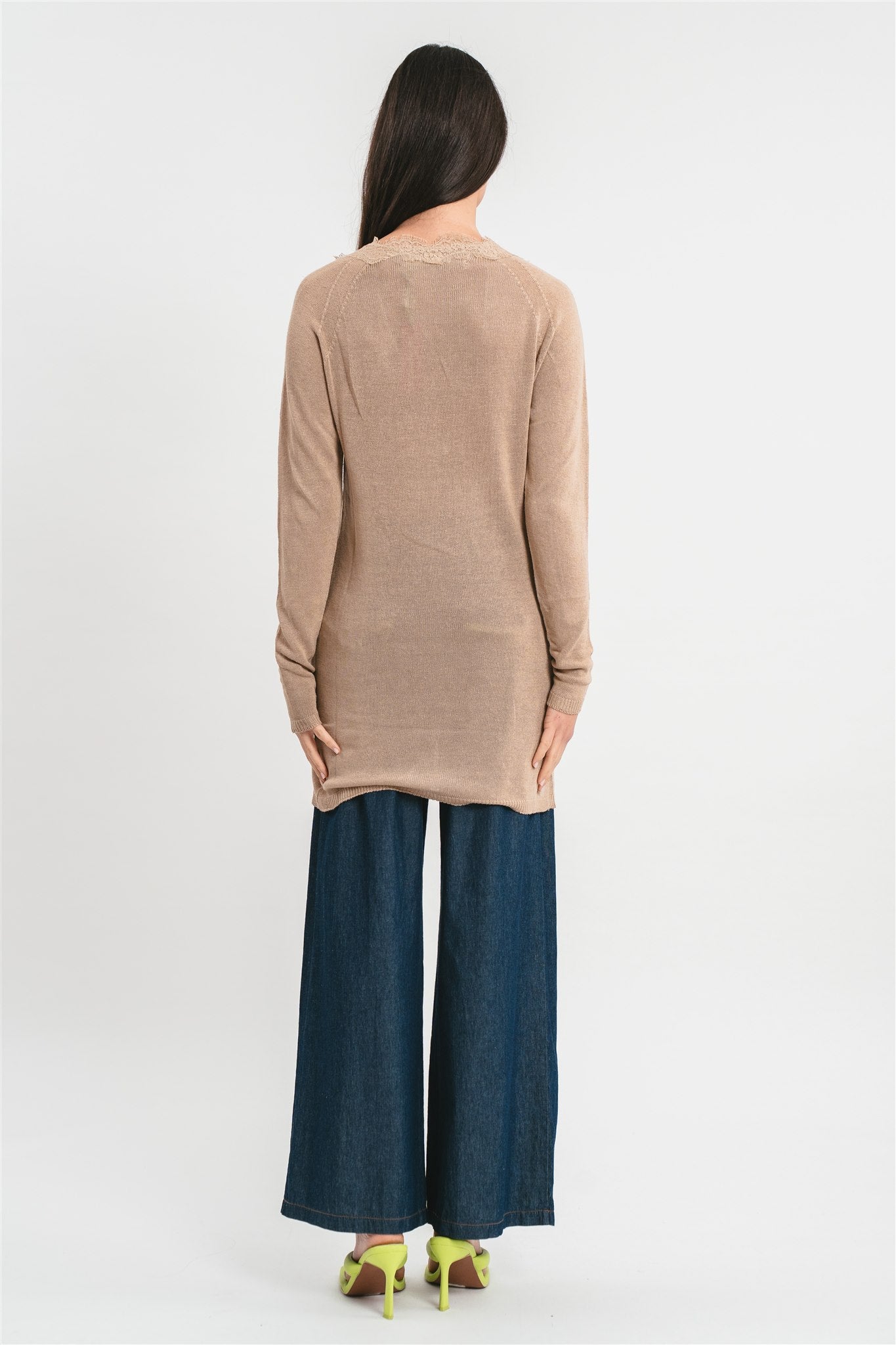 Maglia cammello lunga con scollo a V con dettagli in pizzo Posteriore