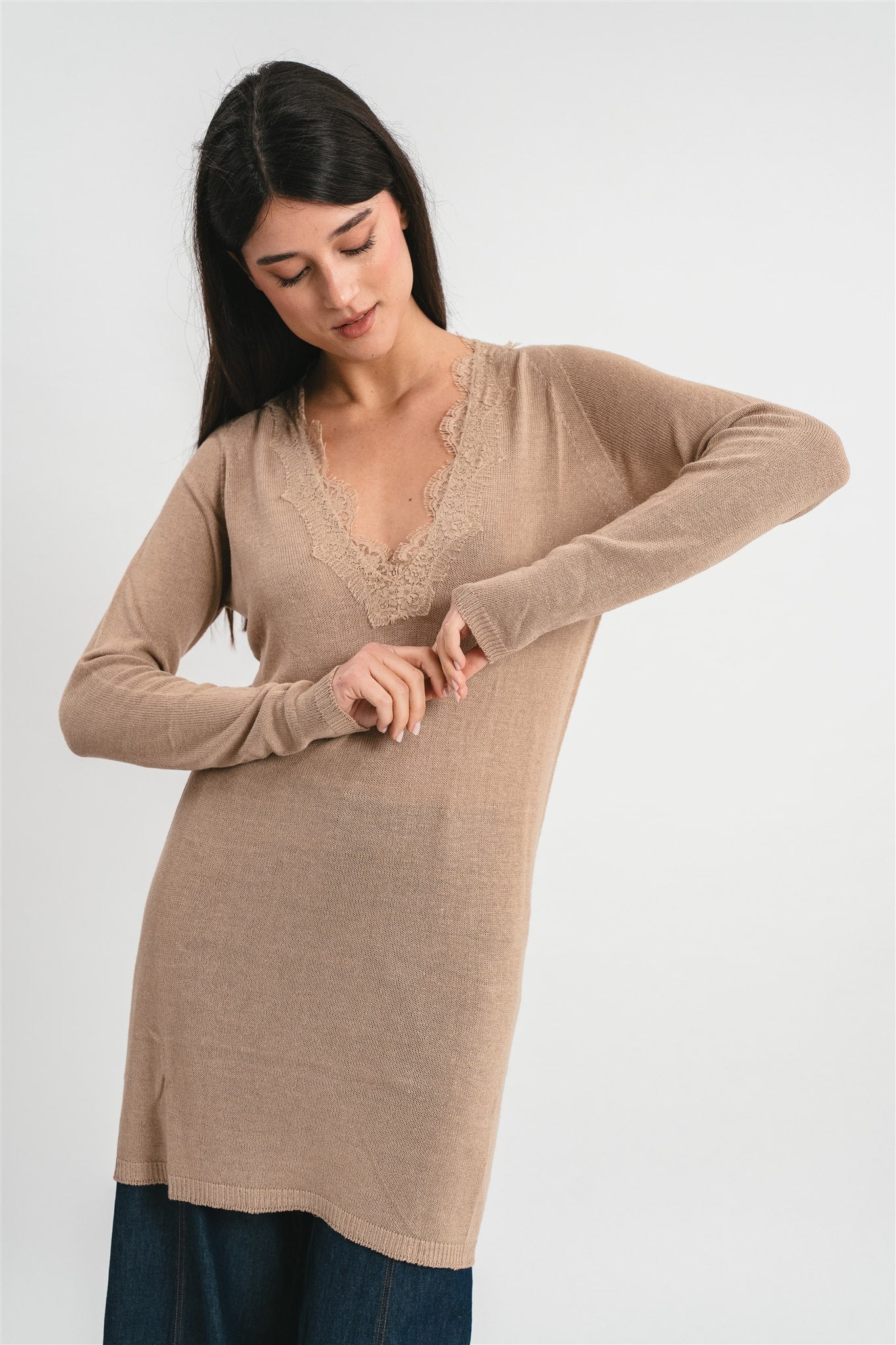 Maglia cammello lunga con scollo a V con dettagli in pizzo Dettaglio