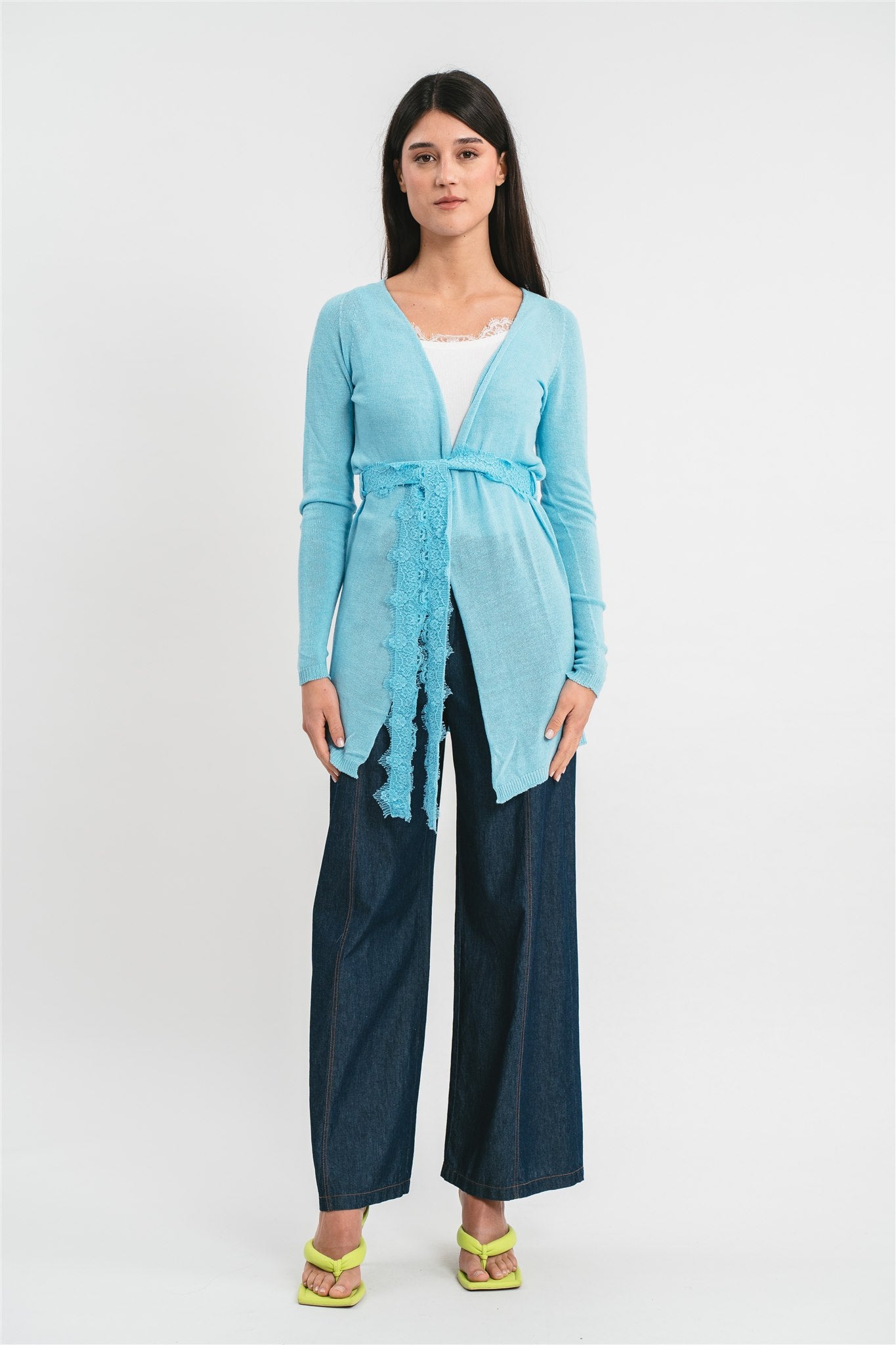 Modella indossa cardigan celeste con cintura e dettagli in pizzo francese. Frontale