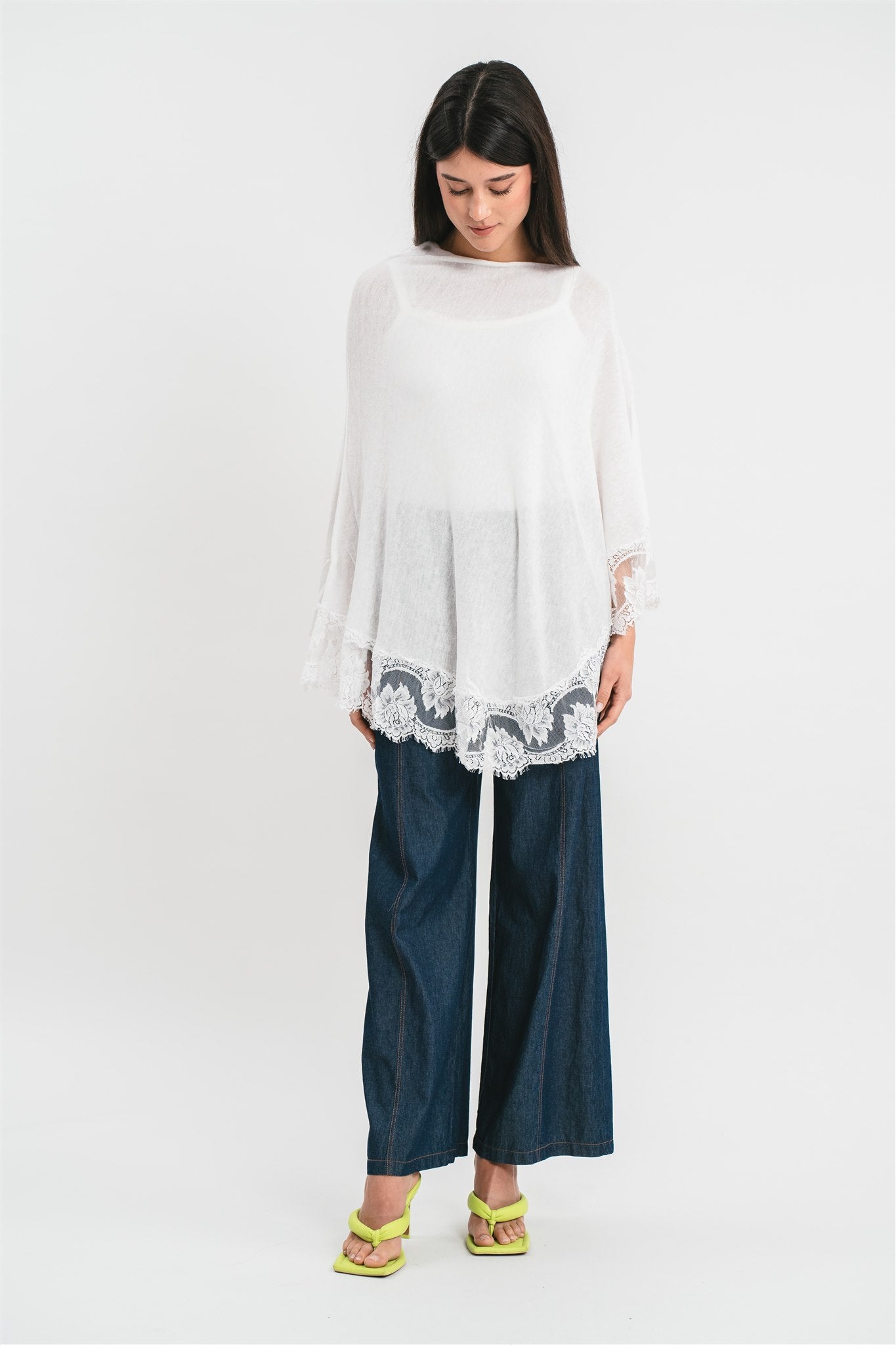 Poncho bianco con dettagli in pizzo Frontale