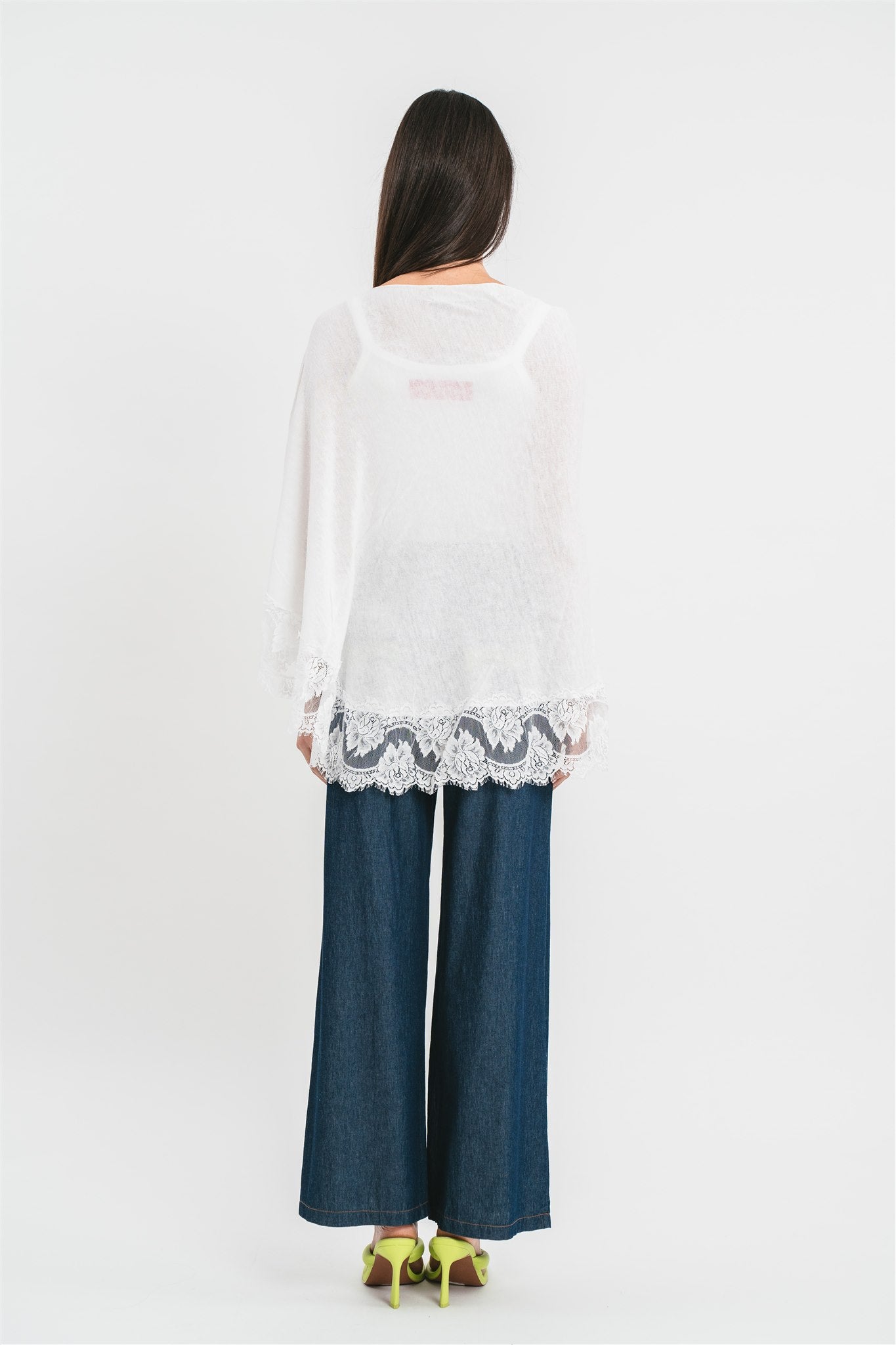 Poncho bianco con dettagli in pizzo Posteriore