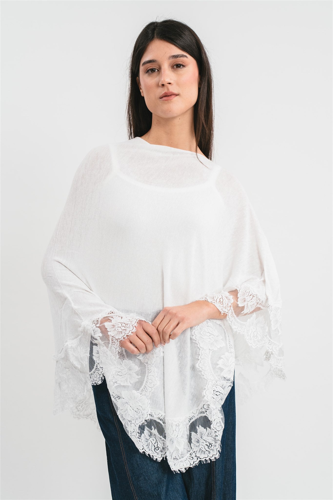 Poncho bianco con dettagli in pizzo Dettaglio
