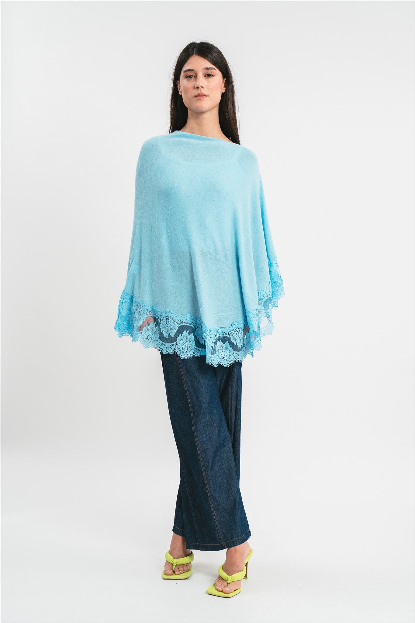 Poncho celeste con dettagli in pizzo Frontale