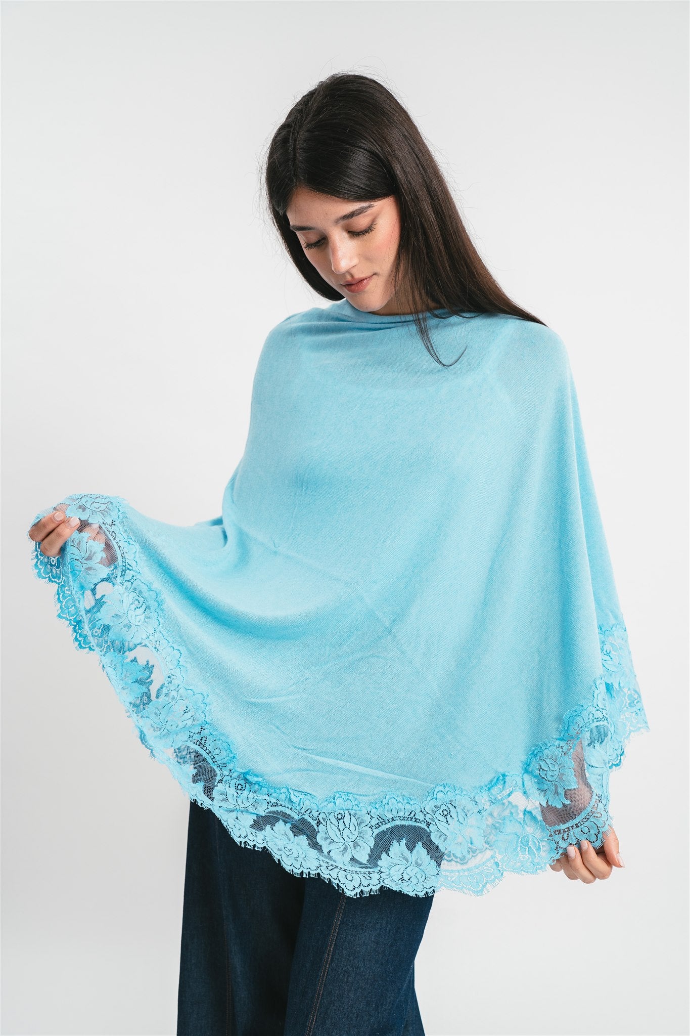 Poncho celeste con dettagli in pizzo Dettaglio