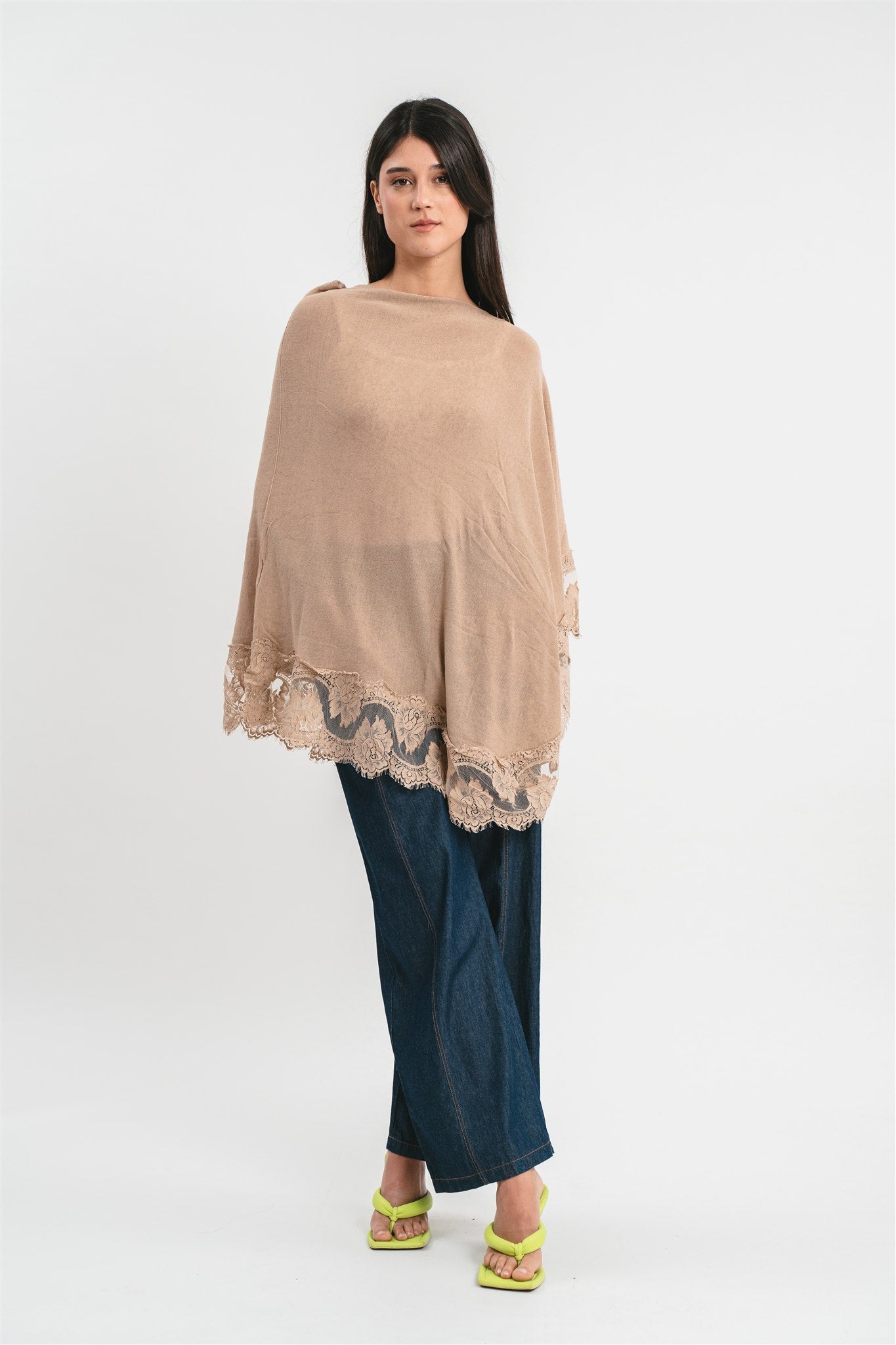 Poncho beige con dettagli in pizzo Frontale
