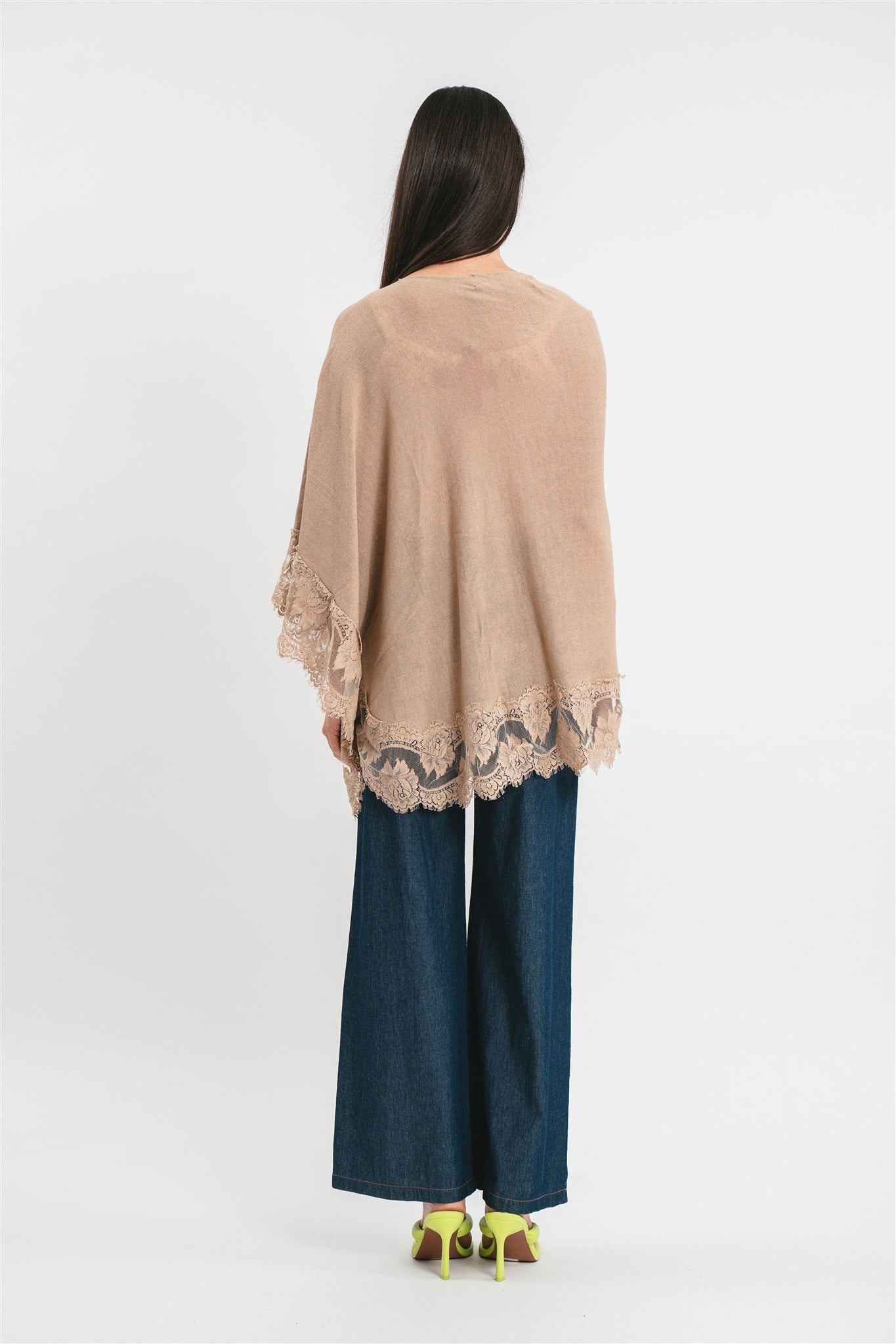 Poncho beige con dettagli in pizzo Posteriore