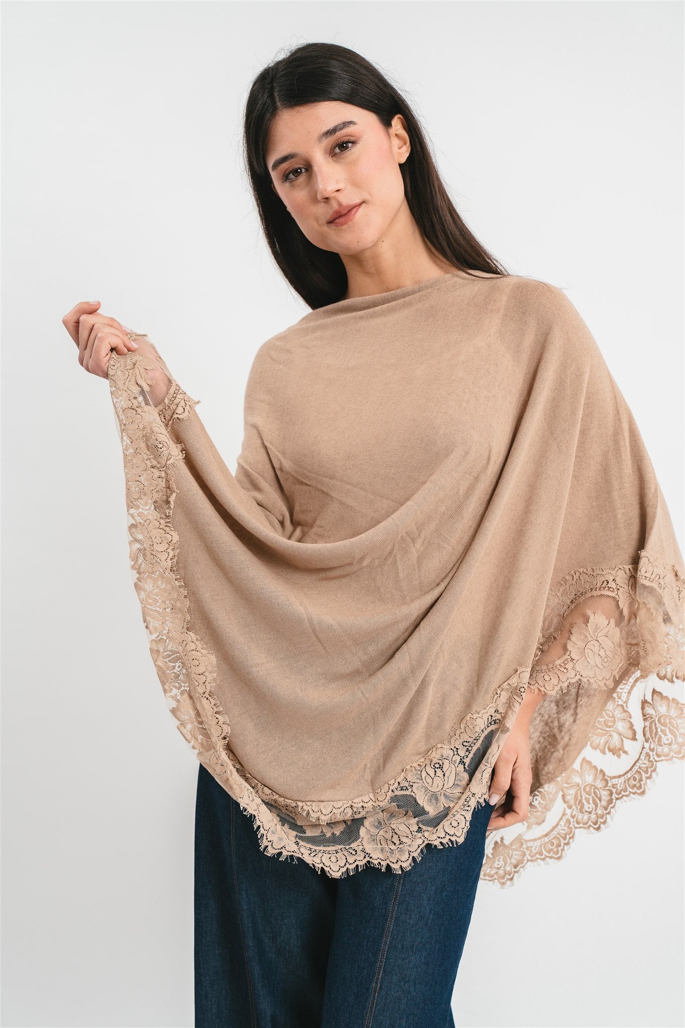 Poncho beige con dettagli in pizzo Dettaglio