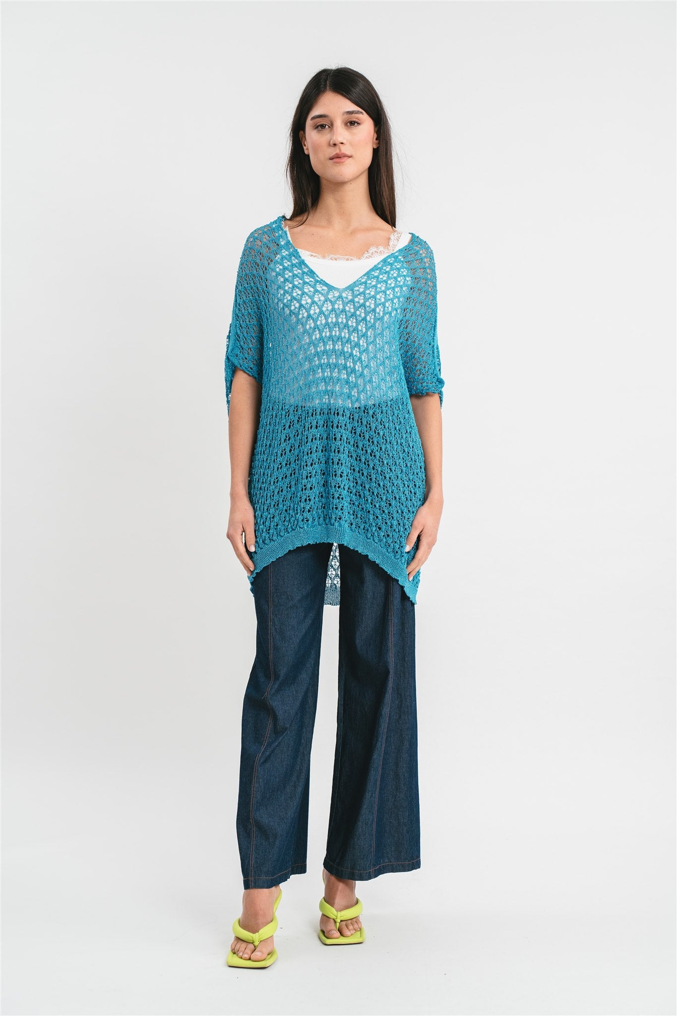 Maglia kimono turchese oversize traforata con filo lurex e svollo a V Frontale