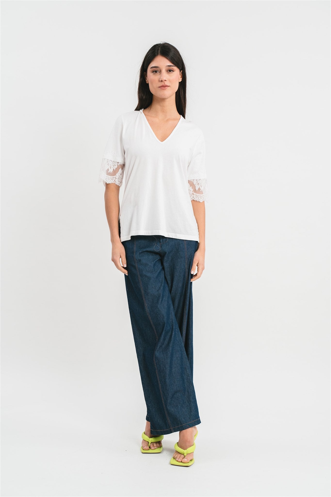 T-shirt bianca scollo a V in cotone con pizzo francese sul fondo manica Frontale