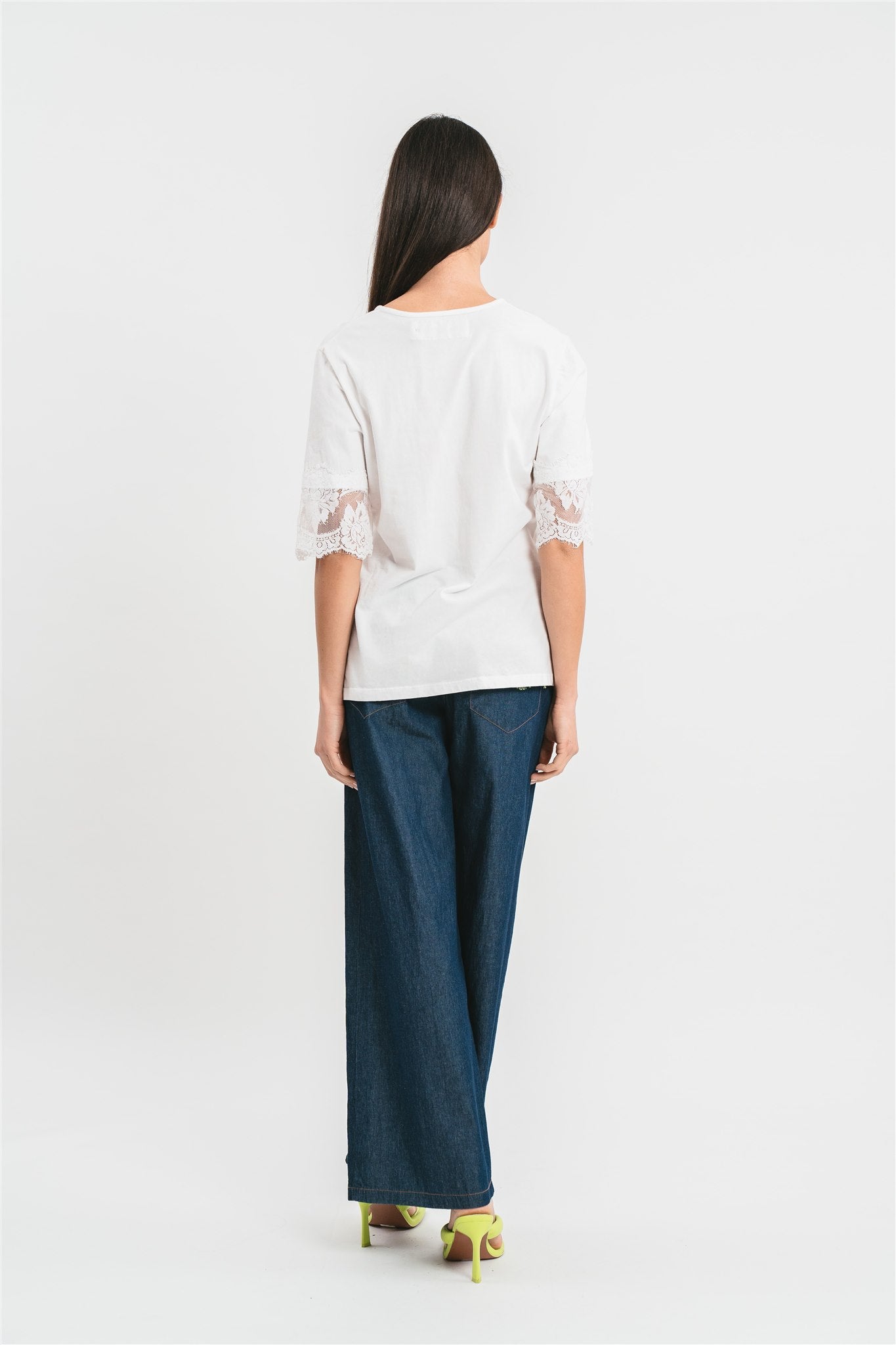 T-shirt bianca scollo a V in cotone con pizzo francese sul fondo manica Posteriore