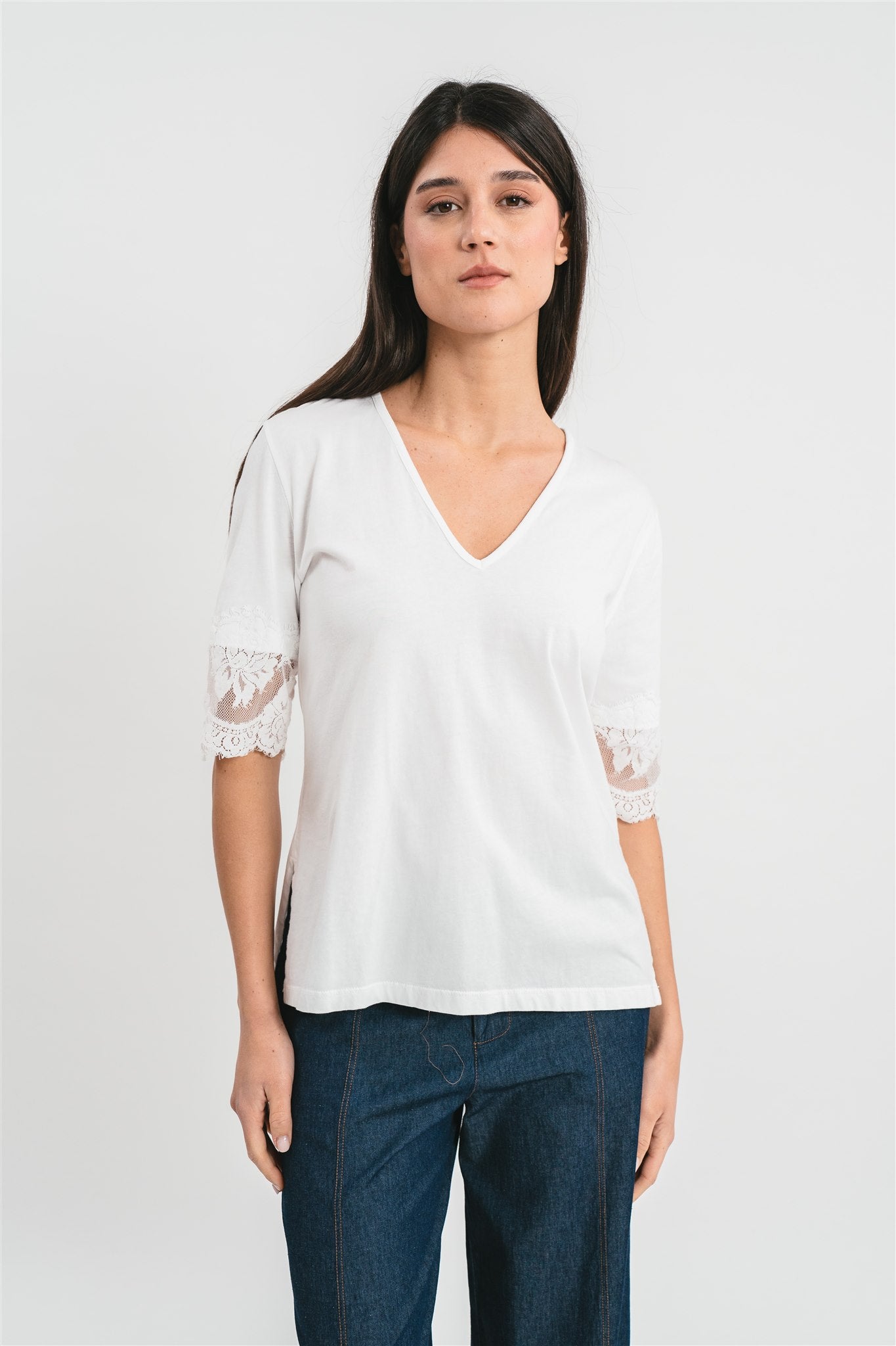 T-shirt bianca scollo a V in cotone con pizzo francese sul fondo manica Dettaglio
