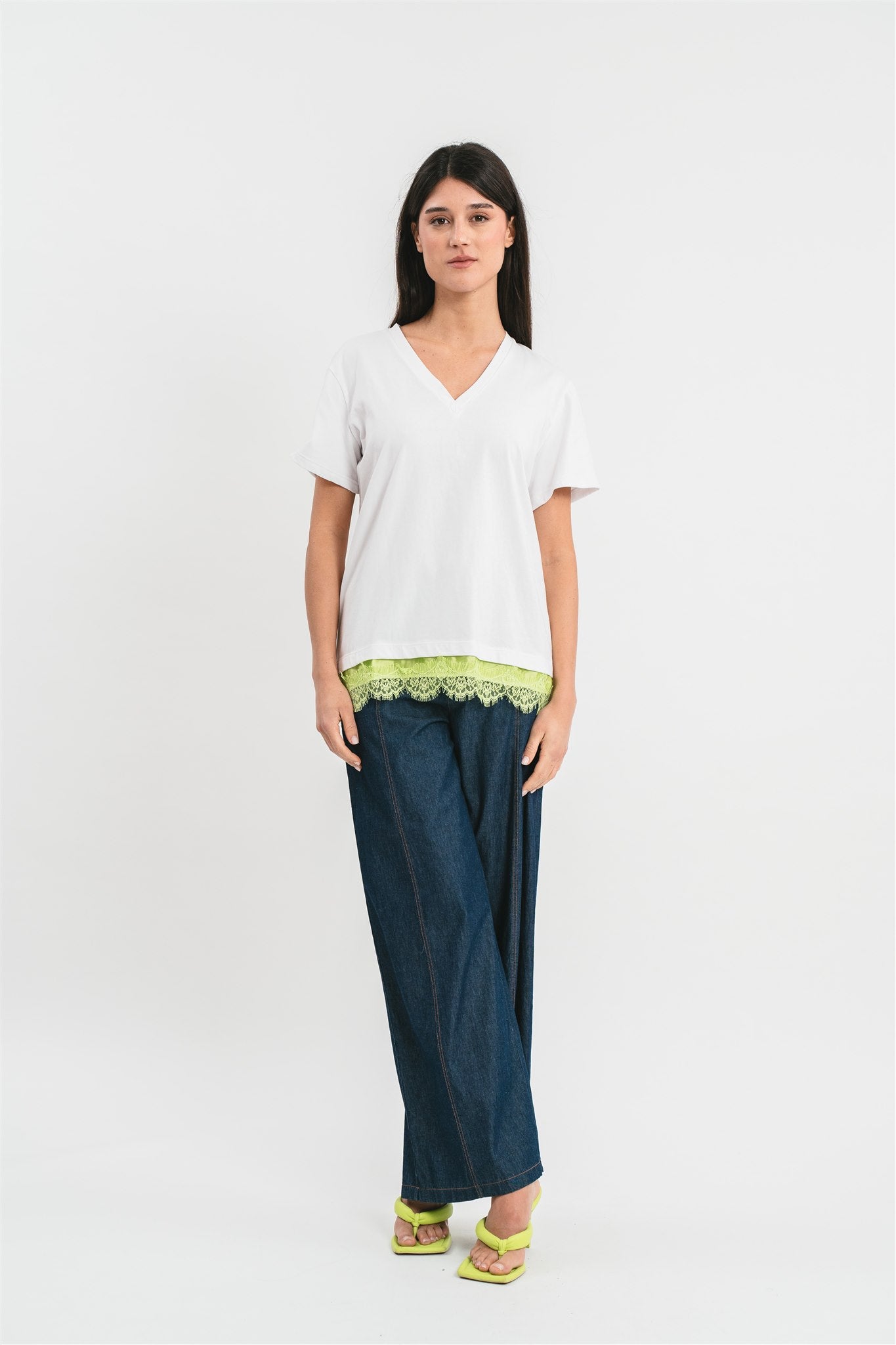 T-shirt in cotone con balza verde fluo in viscosa e pizzo in contrasto sul fondo Frontale