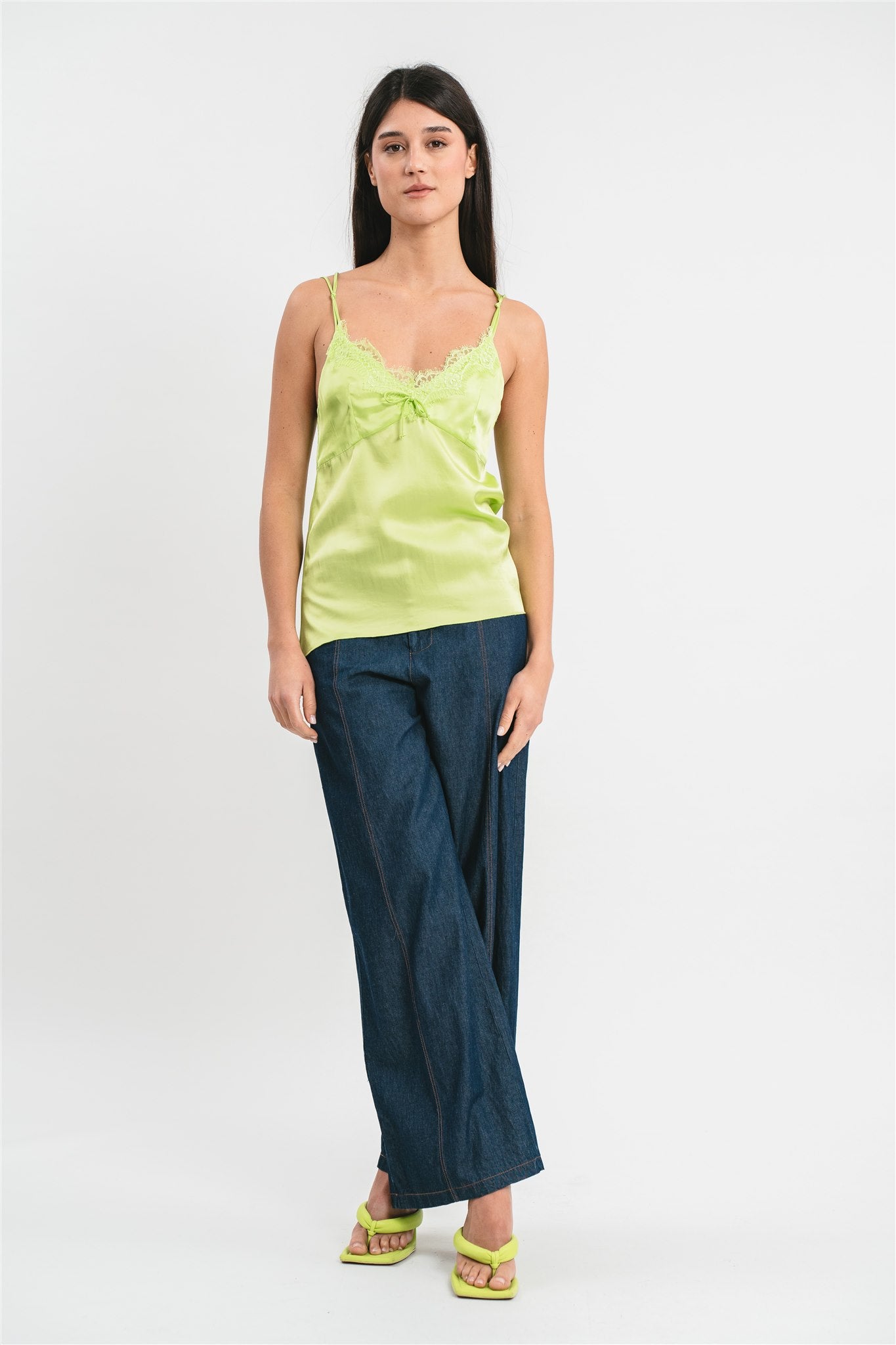 Top verde lime con coppe e dettagli in pregiato pizzo francese Frontale