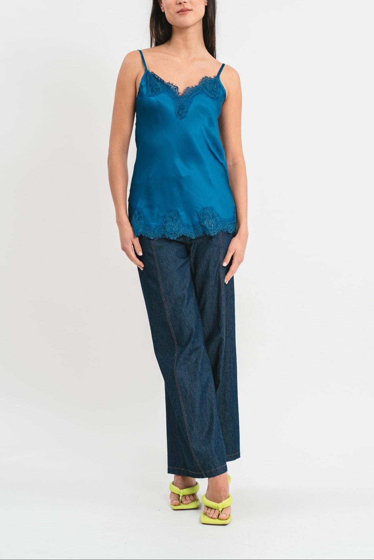 Top avio in viscosa satin elasticizzata con rifiniture in pregiato pizzo francese Frontale