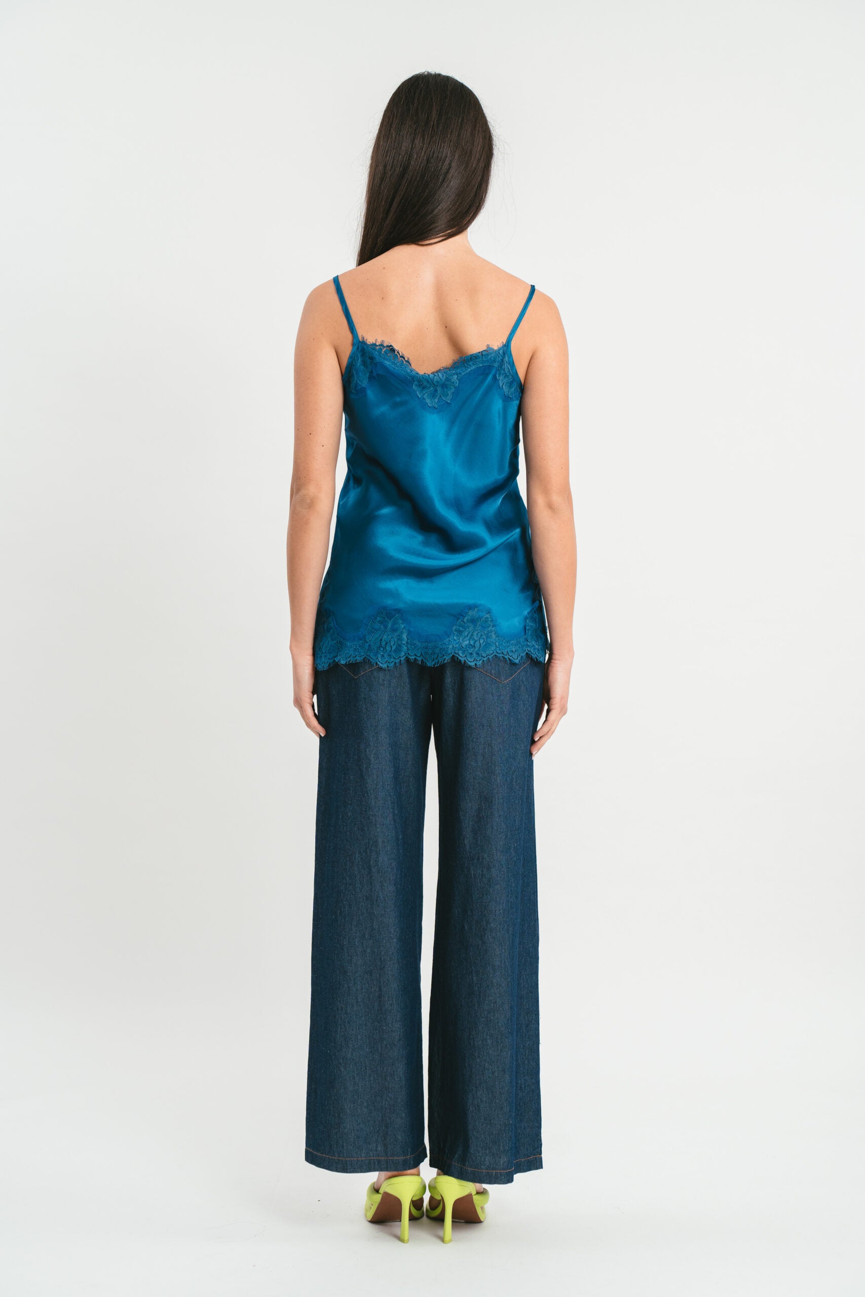 Top avio in viscosa satin elasticizzata con rifiniture in pregiato pizzo francese Posteriore