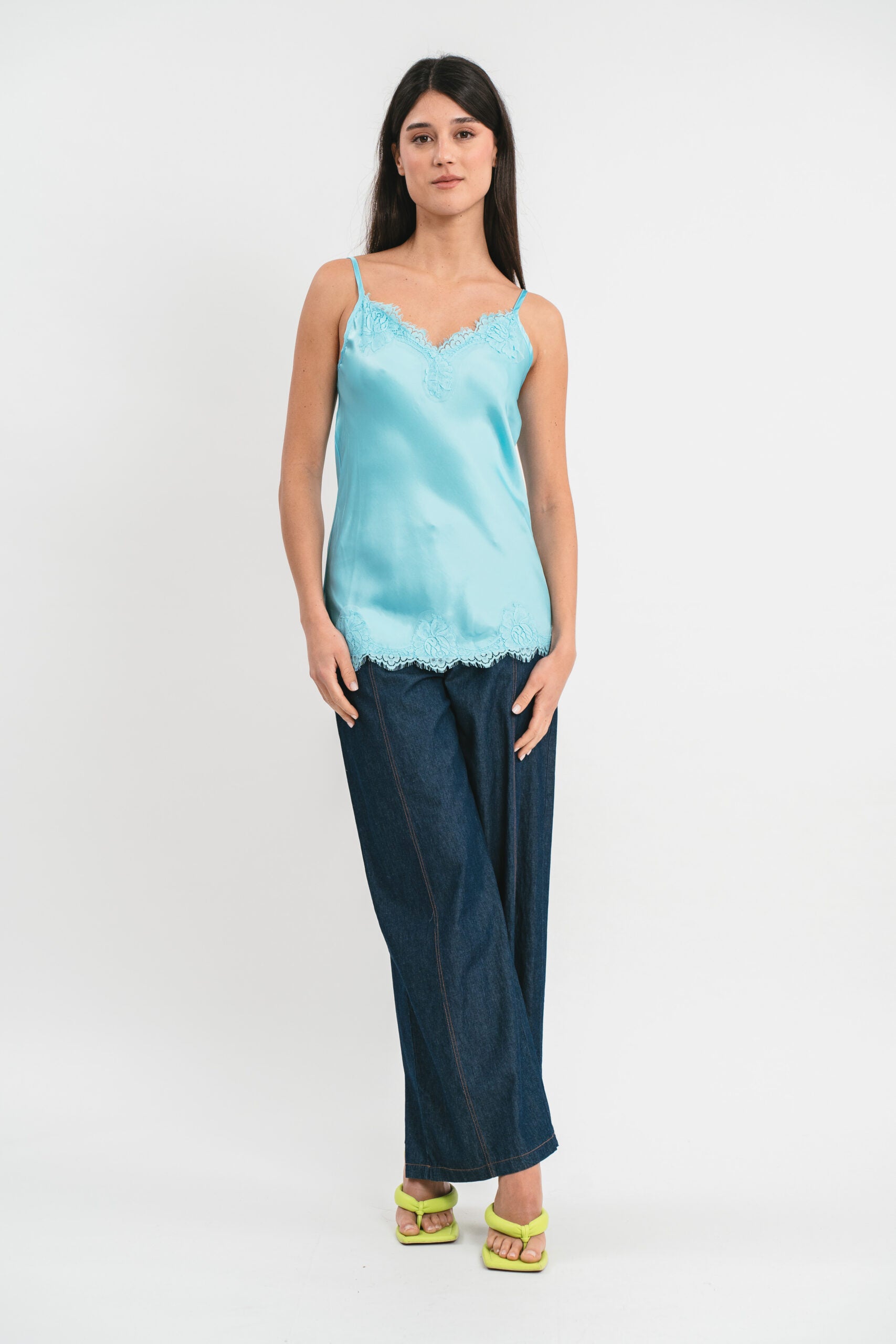 Top cielo in viscosa satin elasticizzata con rifiniture in pregiato pizzo francese Frontale