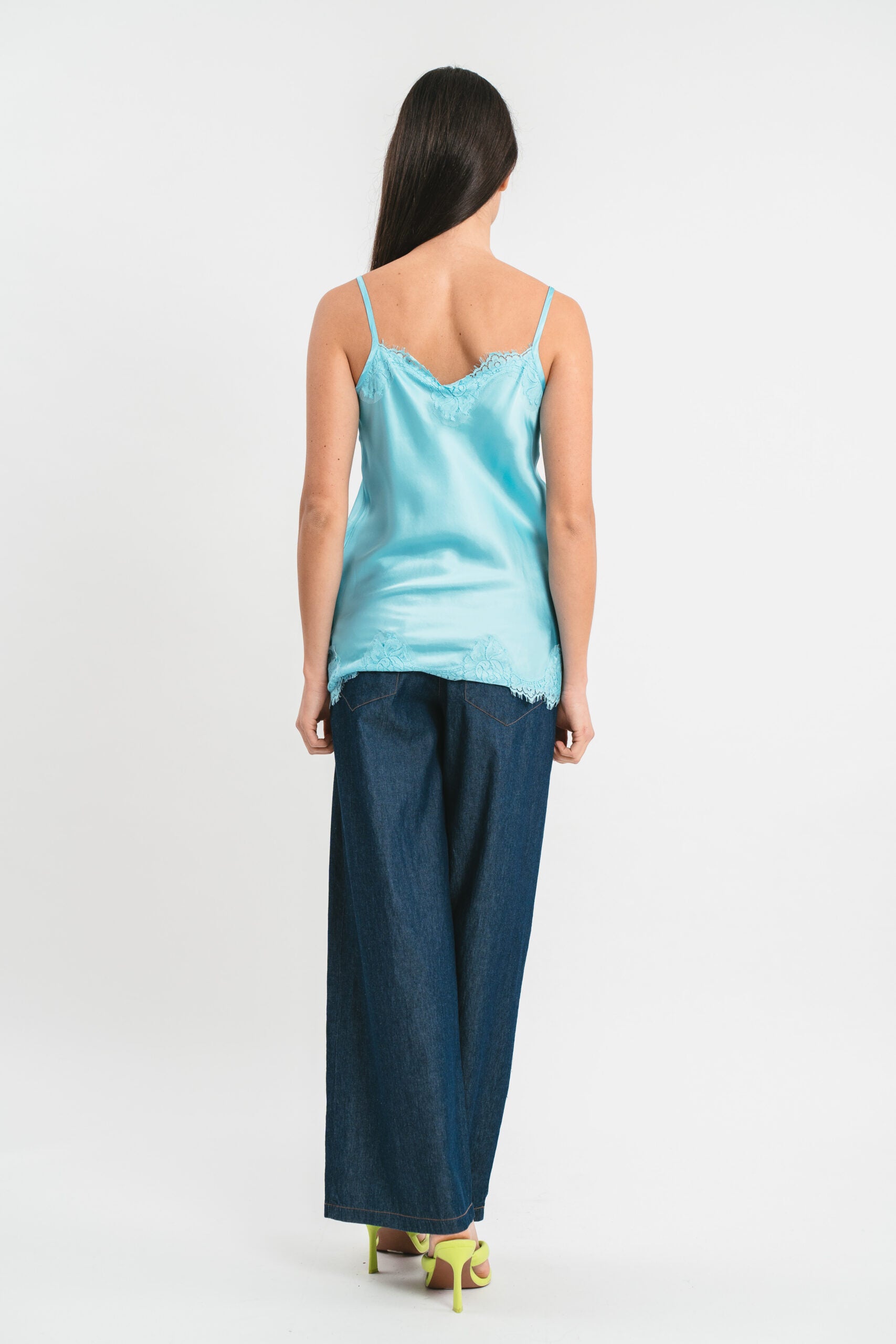 Top cielo in viscosa satin elasticizzata con rifiniture in pregiato pizzo francese Posteriore