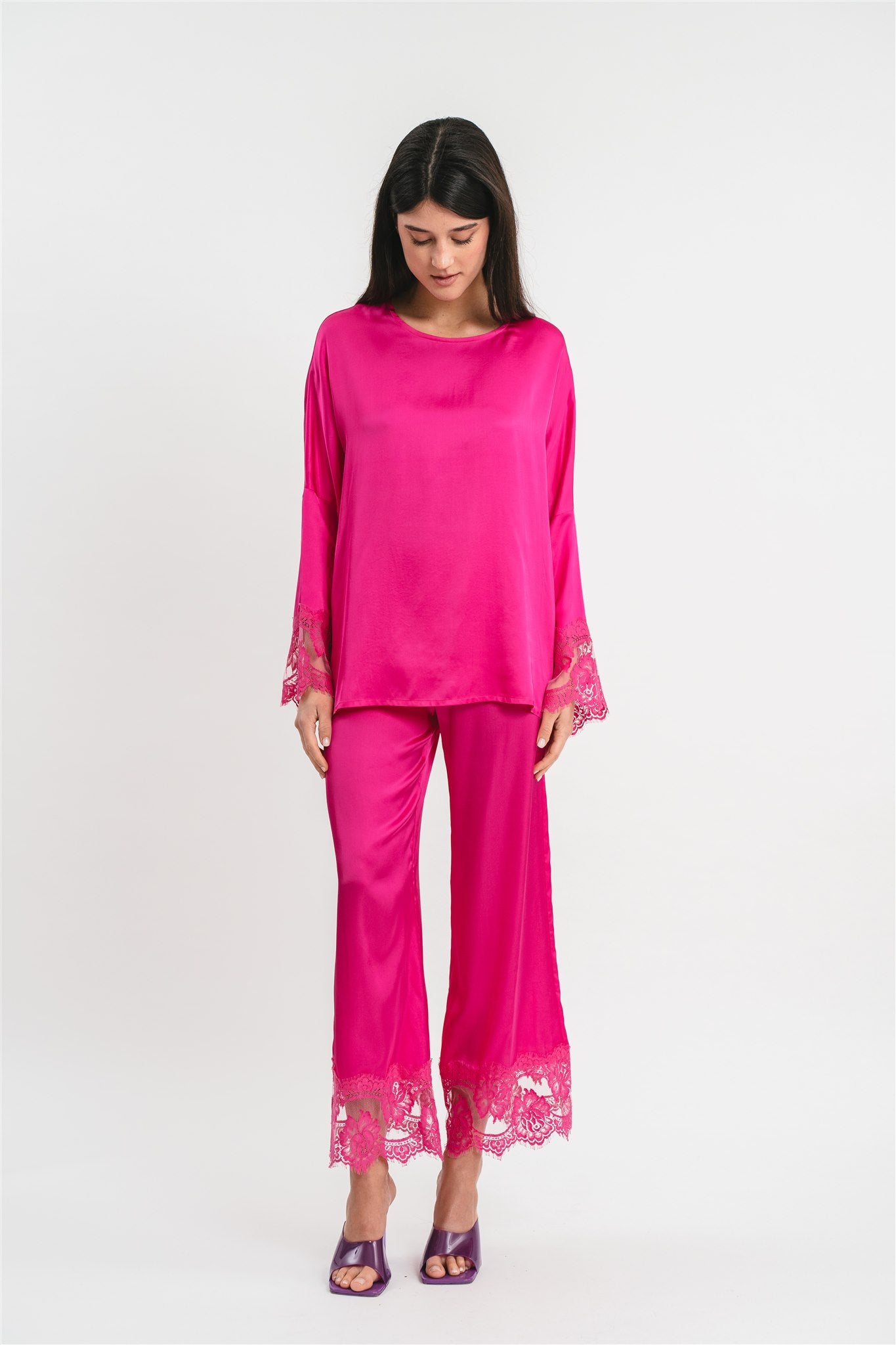 T-shirt fucsia in viscosa satin elasticizzata con rifiniture in pregiato pizzo francese Frontale
