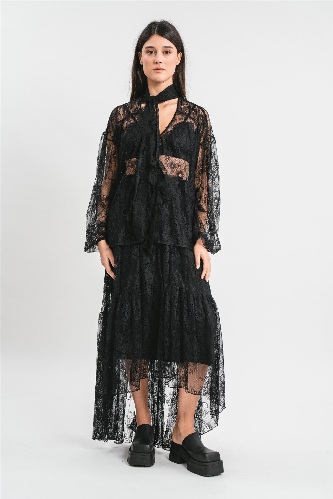 Modella indossa camicia in pizzo con scollo a V fiocco frontale e maniche ampie. Frontale