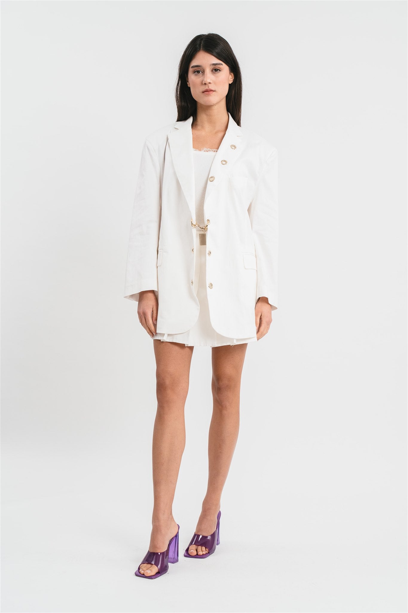 Giacca bianca dad fit con moschettone oro frontale
