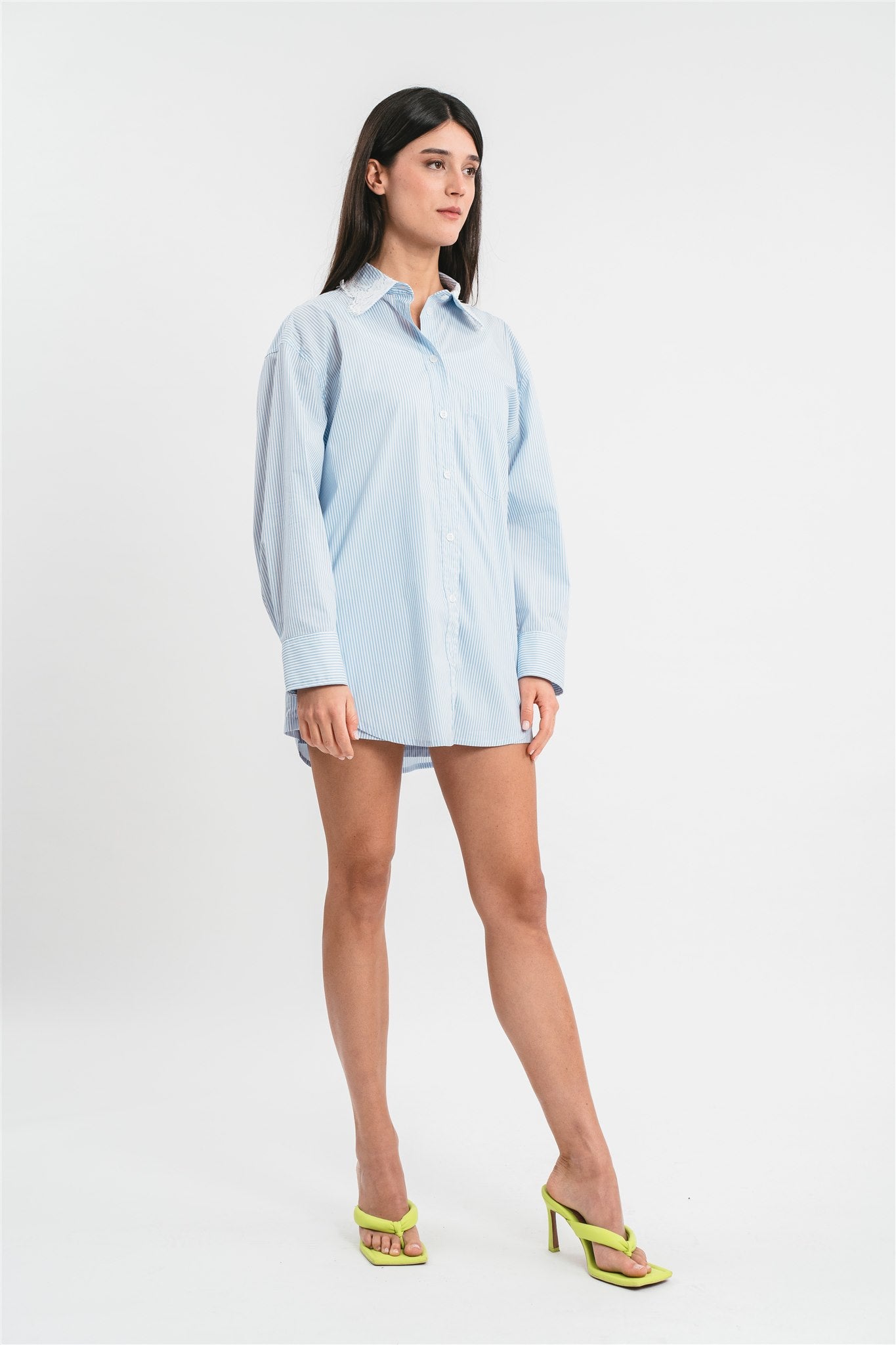 Modella indossa camicia celeste a righe con dettagli in pizzo. Laterale