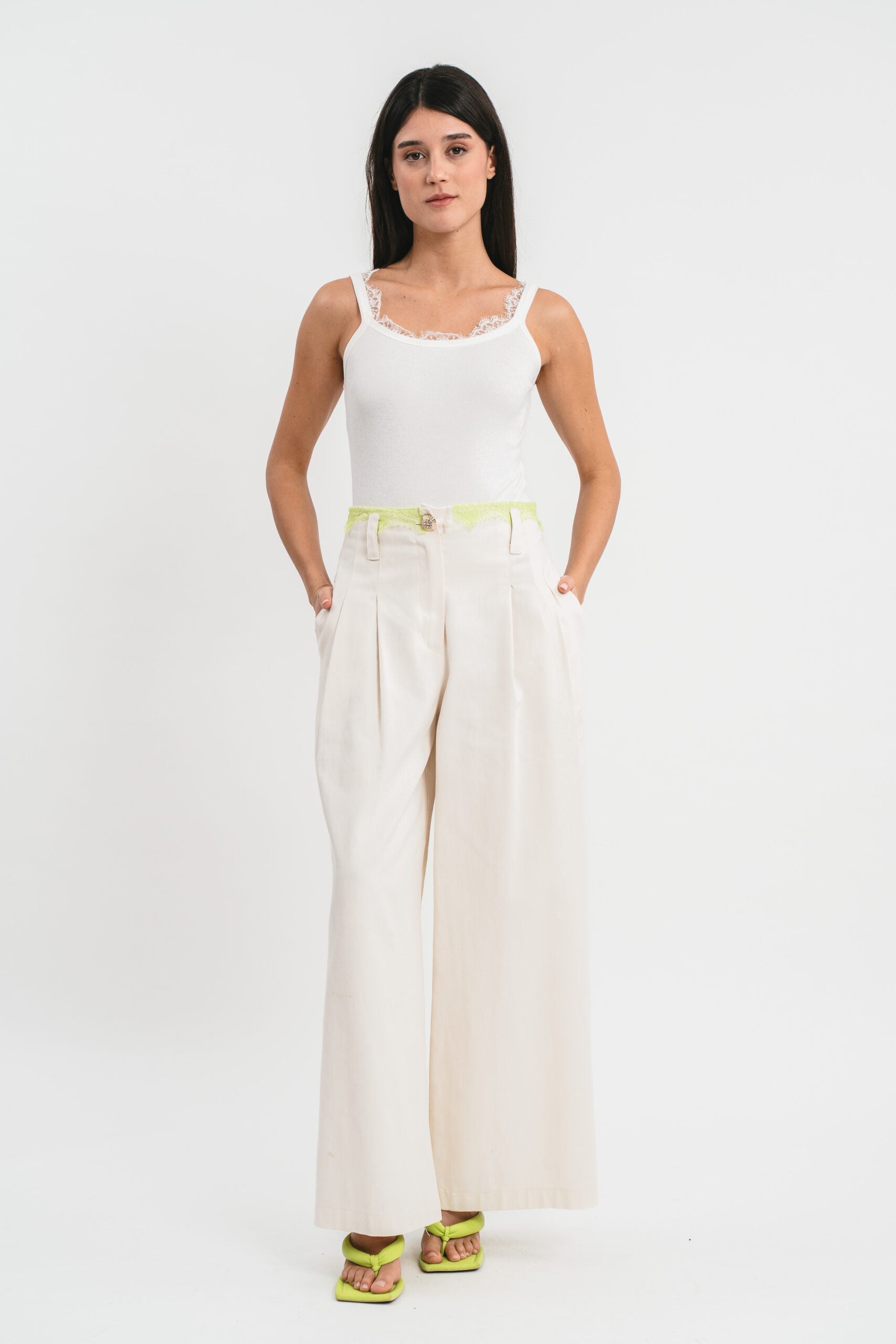 Pantalone palazzo con dettagli in pregiato pizzo francese in contrato Frontale