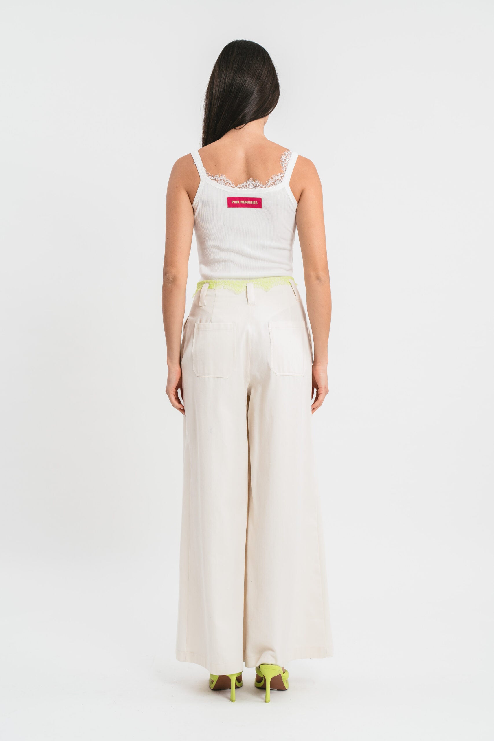 Pantalone palazzo con dettagli in pregiato pizzo francese in contrato Posteriore