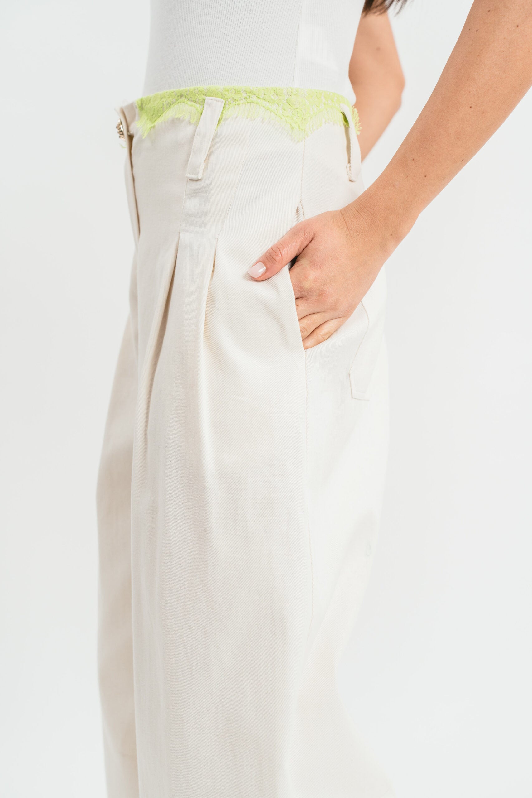 Pantalone palazzo con dettagli in pregiato pizzo francese in contrato Dettaglio