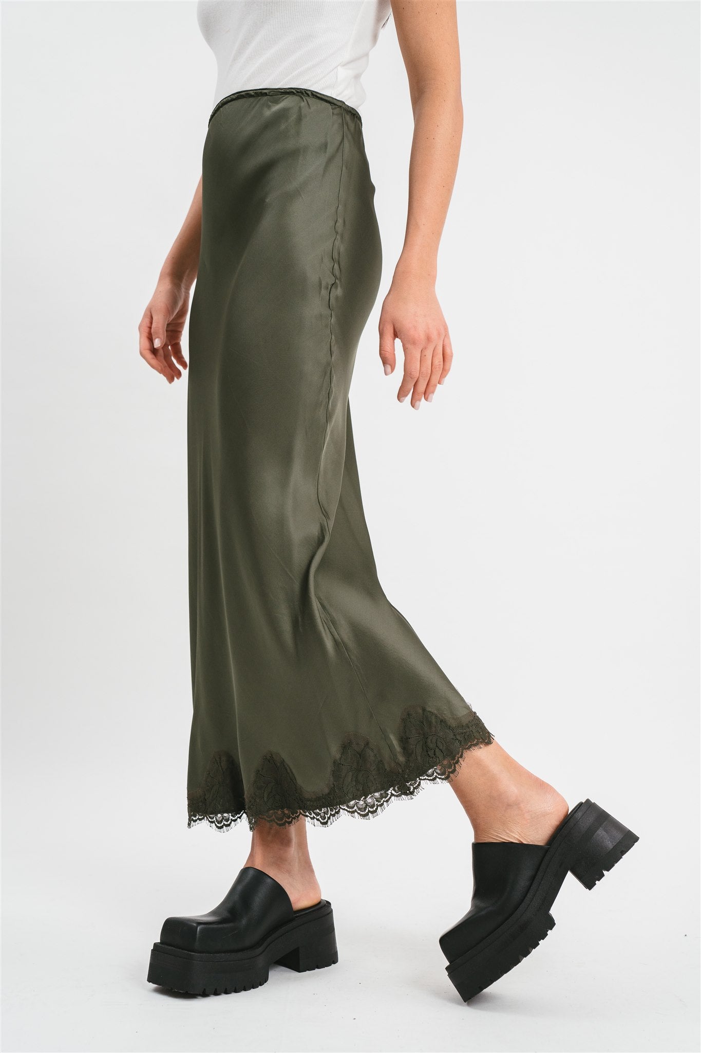 Gonna sirena verde militare in viscosa elasticizzata con rifiniture in pizzo francese Dettaglio