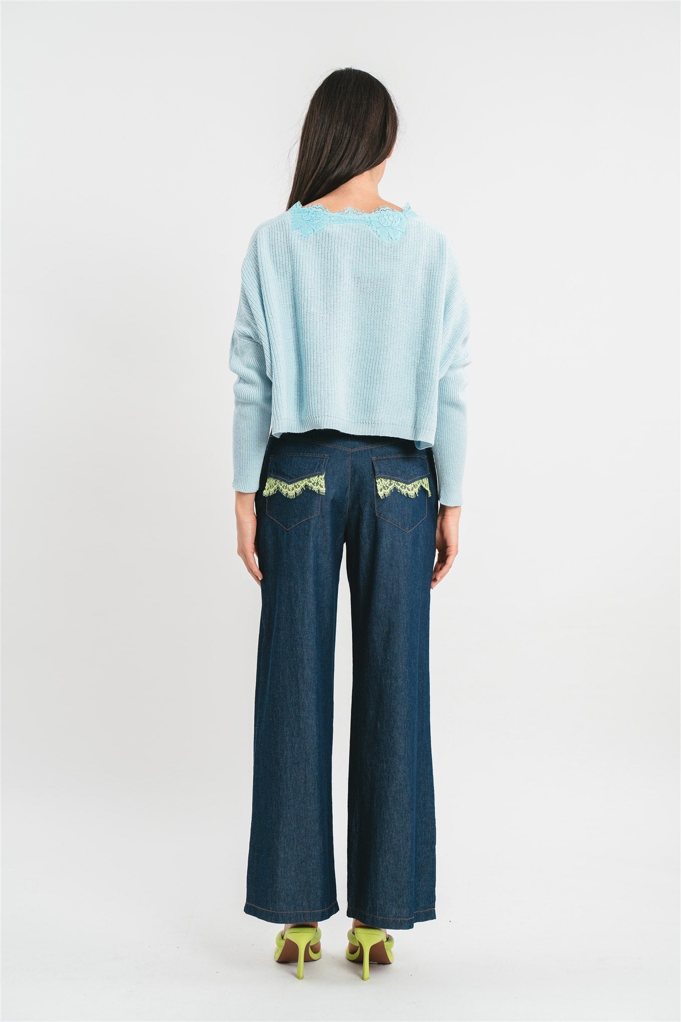 Maglia celeste con maniche ampie, scollo a v con dettagli in pizzo Posteriore