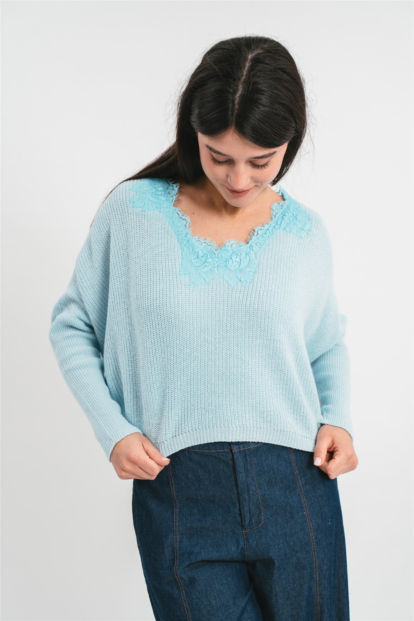 Maglia celeste con maniche ampie, scollo a v con dettagli in pizzo Dettaglio