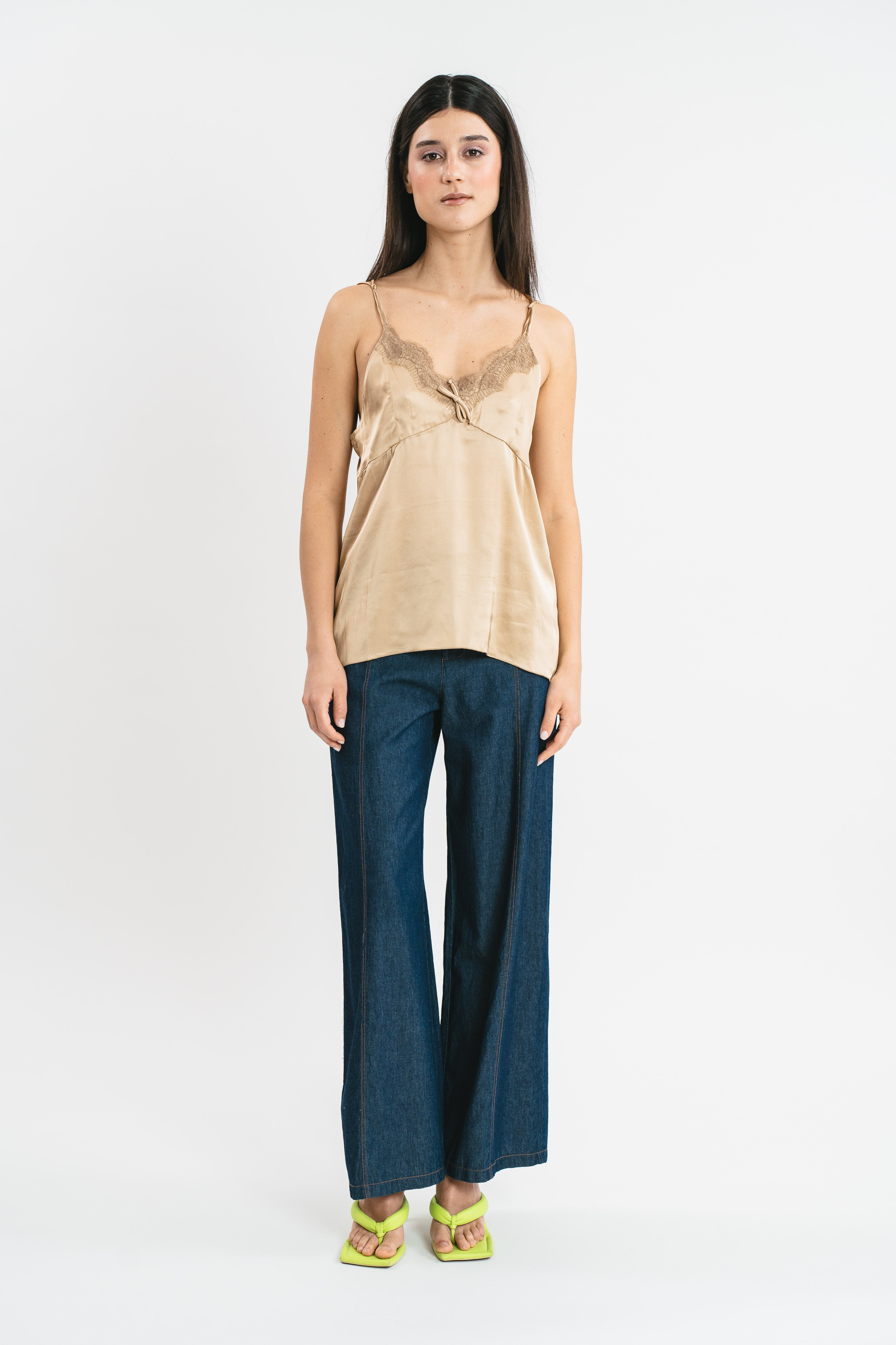 Top beige con coppe e dettagli in pregiato pizzo francese Frontale