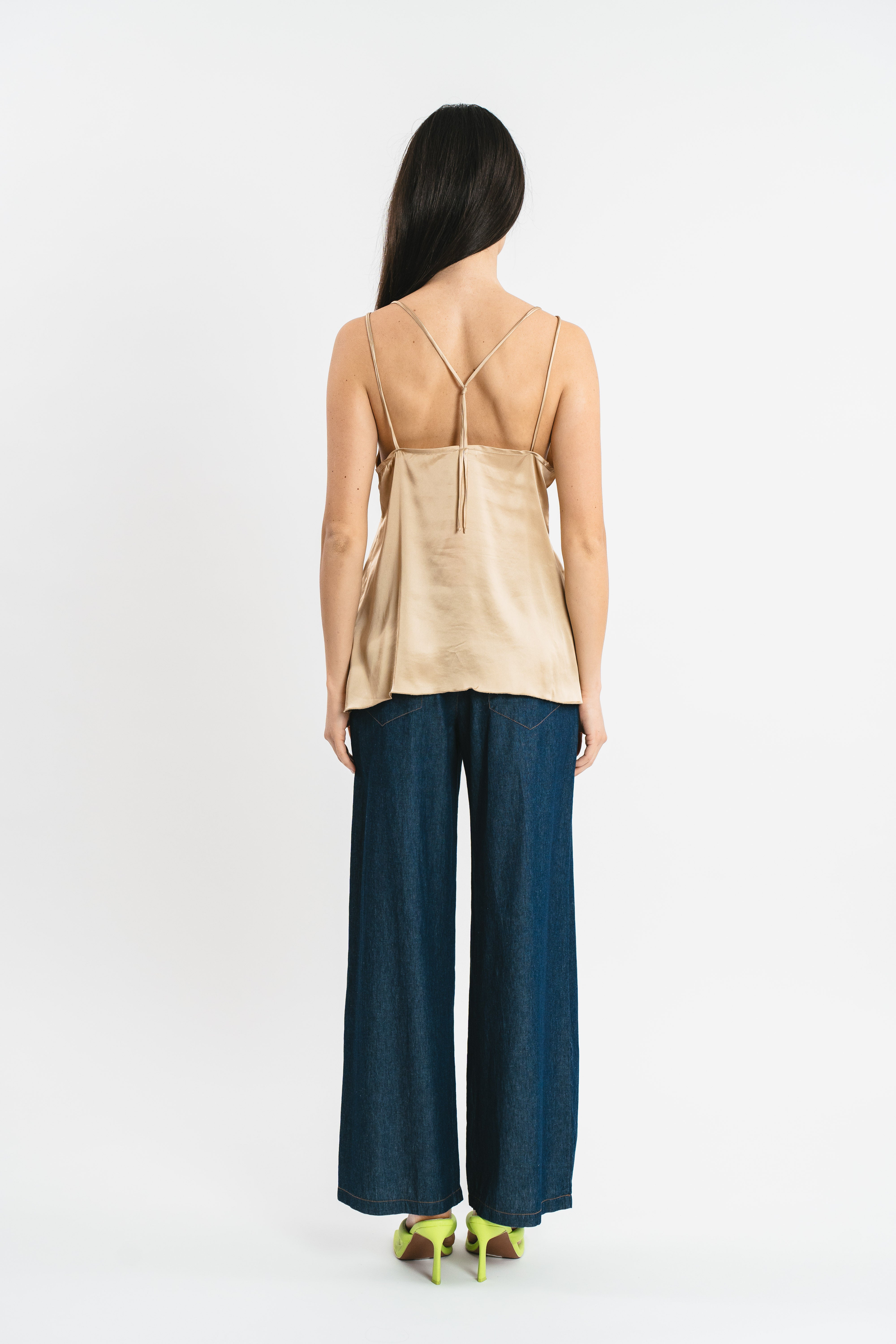 Top beige con coppe e dettagli in pregiato pizzo francese Posteriore
