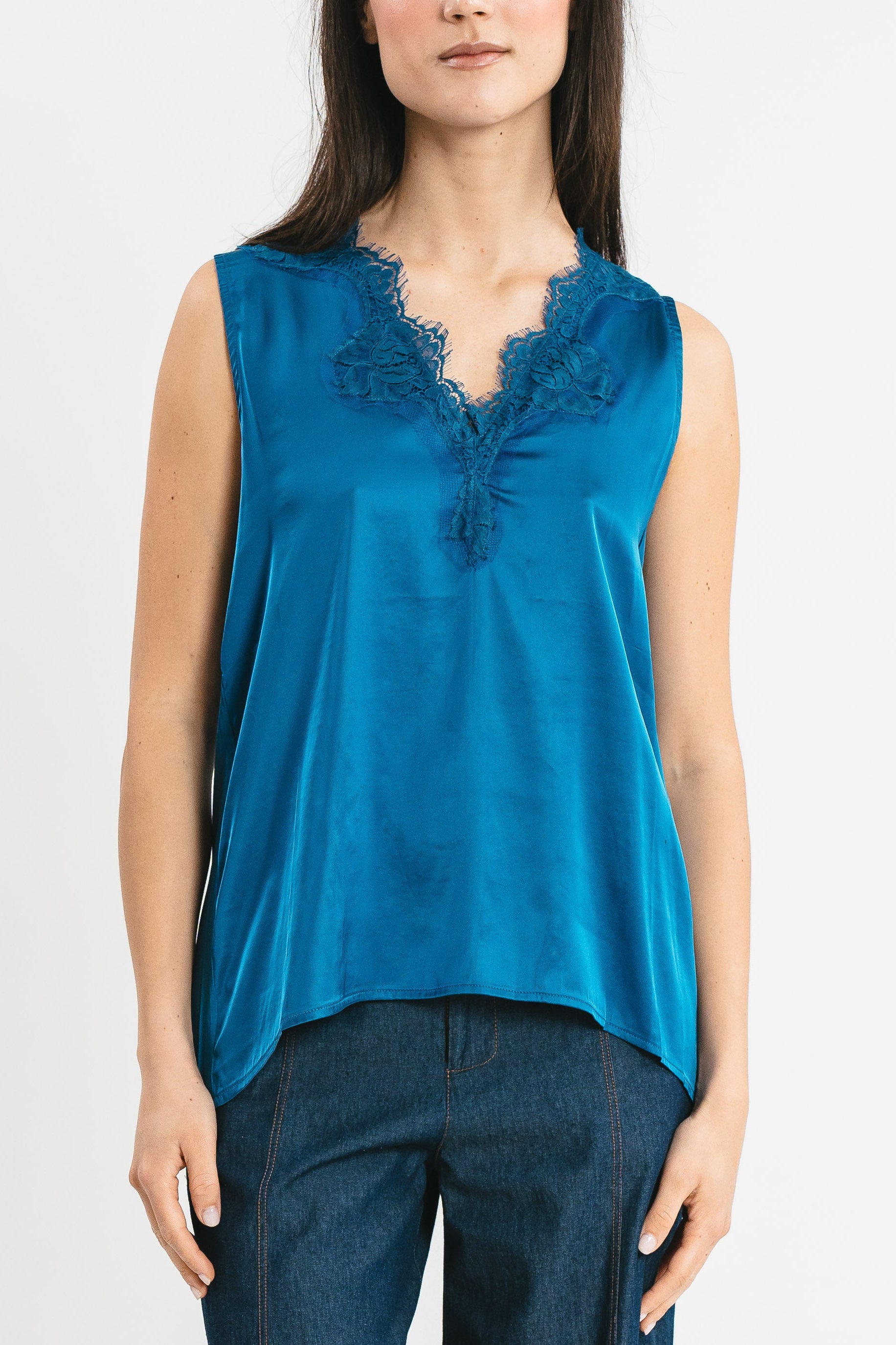 Top avio spalla larga in viscosa satin elasticizzata con rifiniture in pregiato pizzo francese Frontale