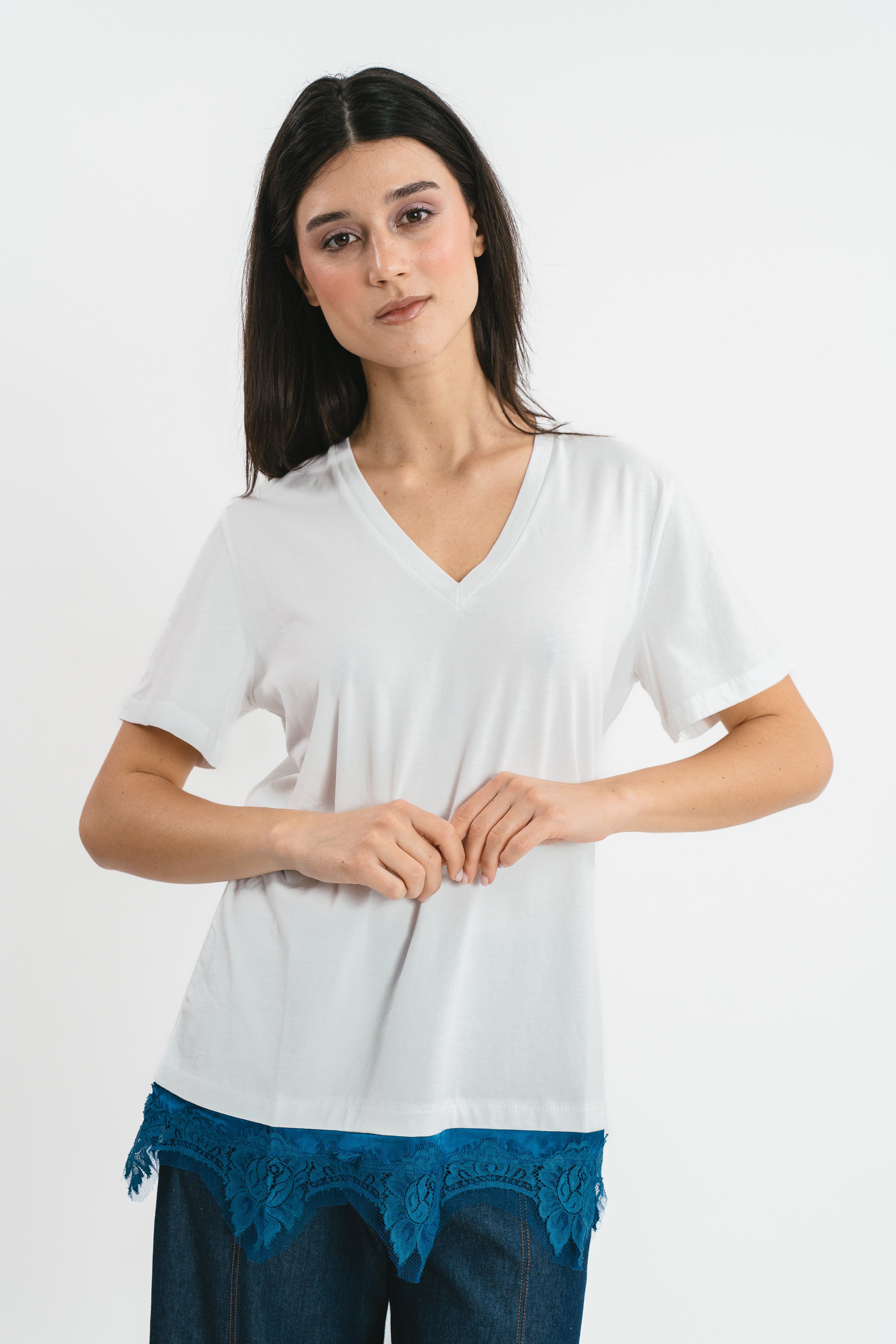 T-shirt in cotone con balza asio in viscosa e pizzo in contrasto sul fondo Posteriore