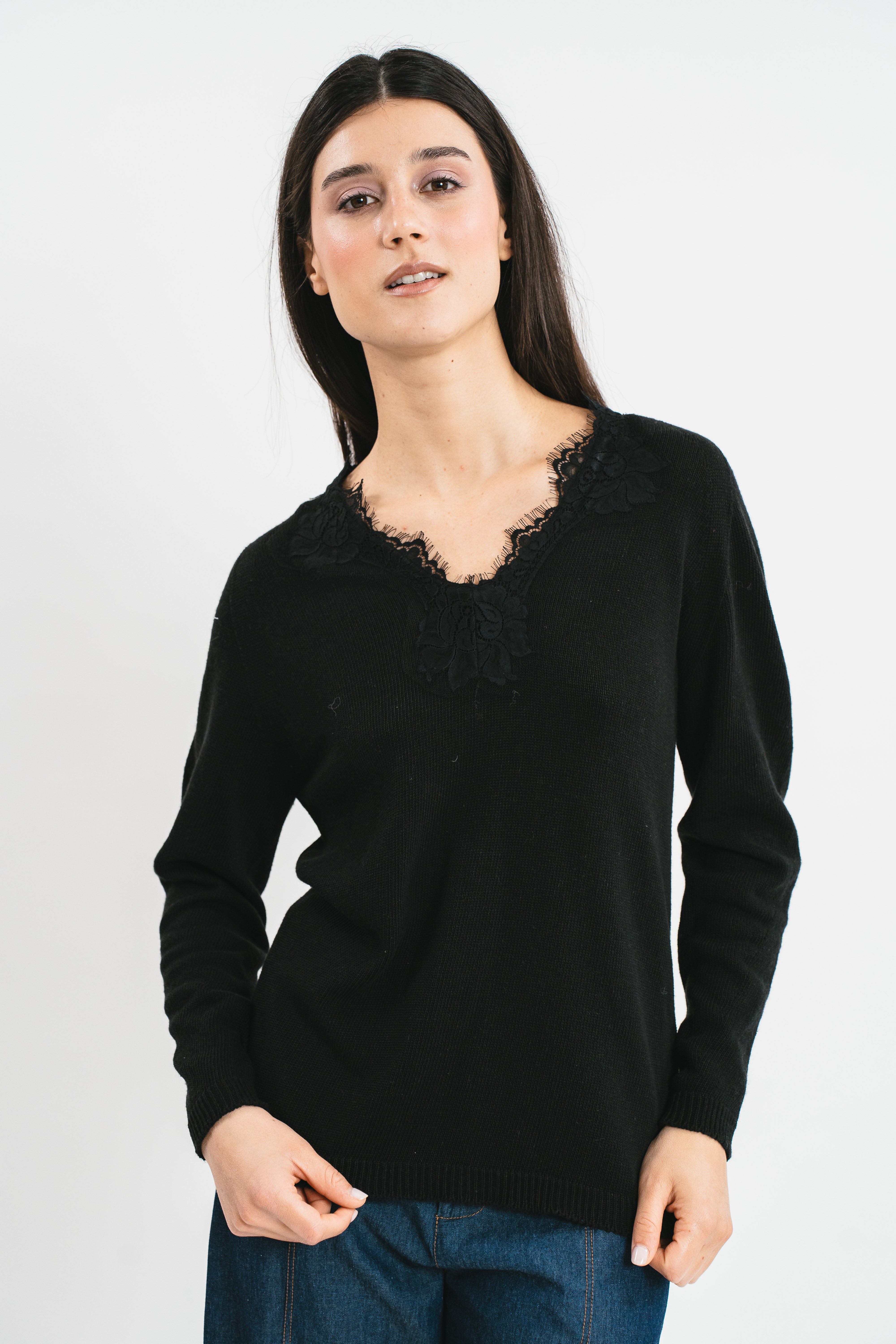 Maglia nera scollo a v con dettagli in pizzo Dettaglio