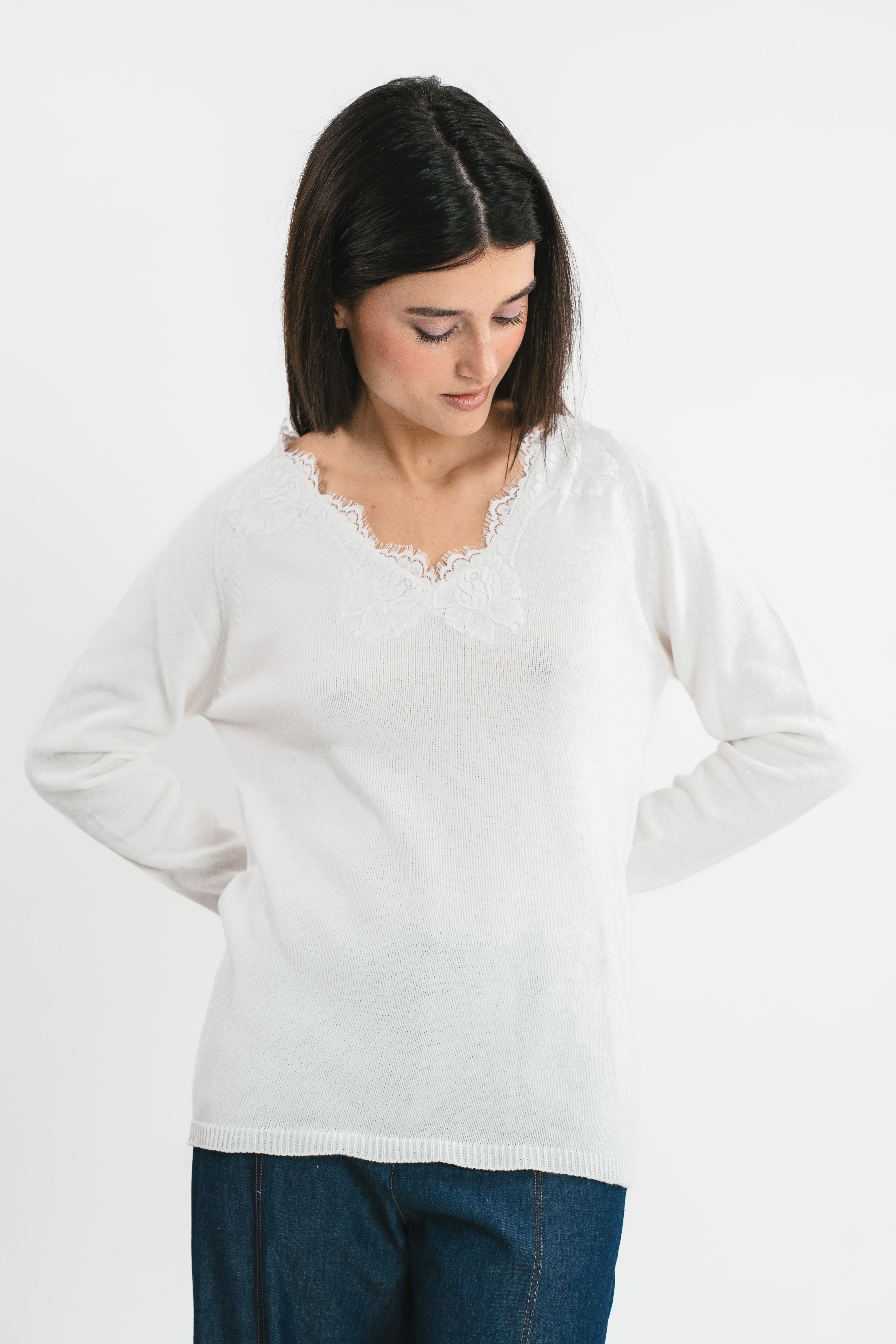 Maglia bianca scollo a v con dettagli in pizzo Dettaglio