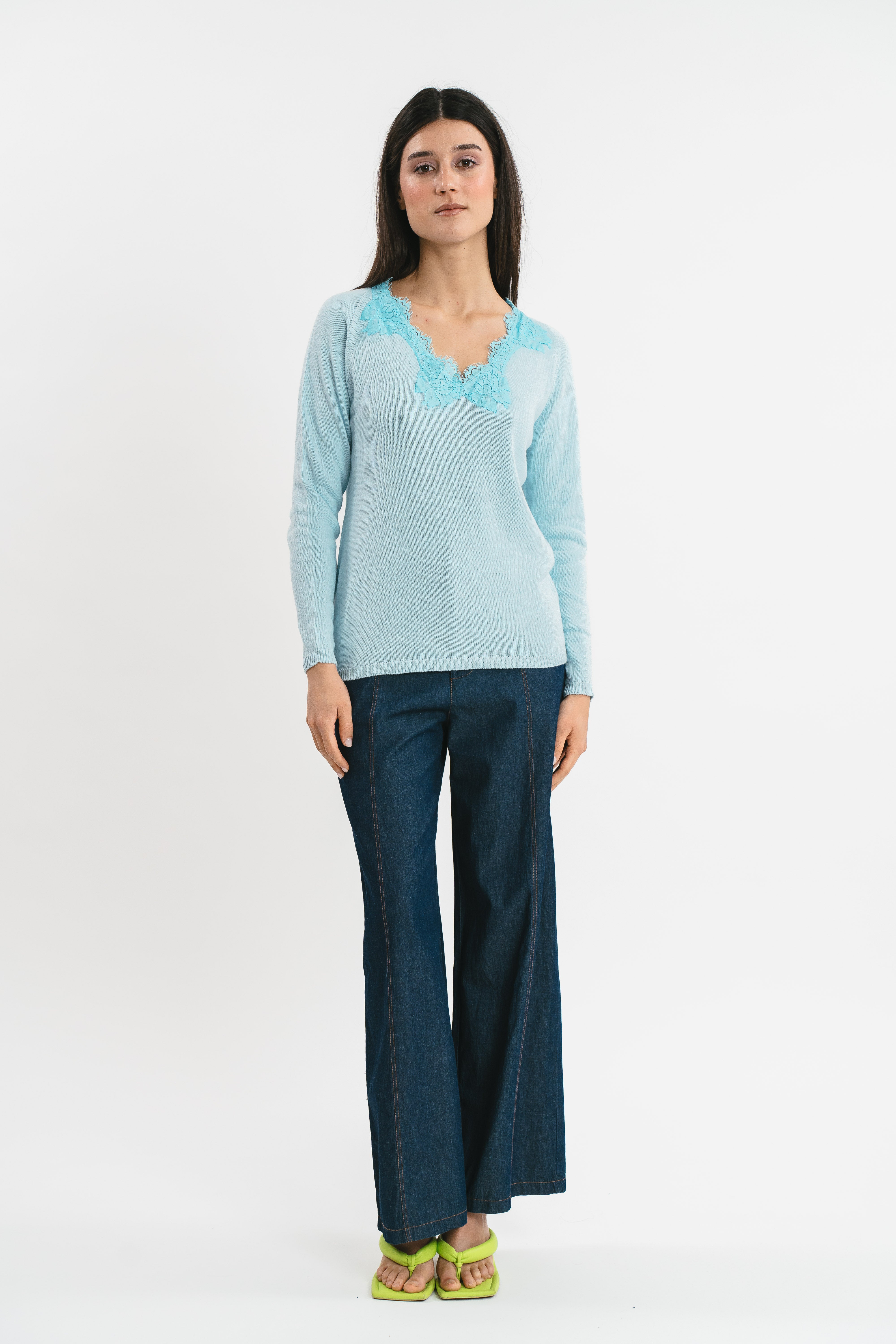 Maglia celeste scollo a v con dettagli in pizzo Frontale