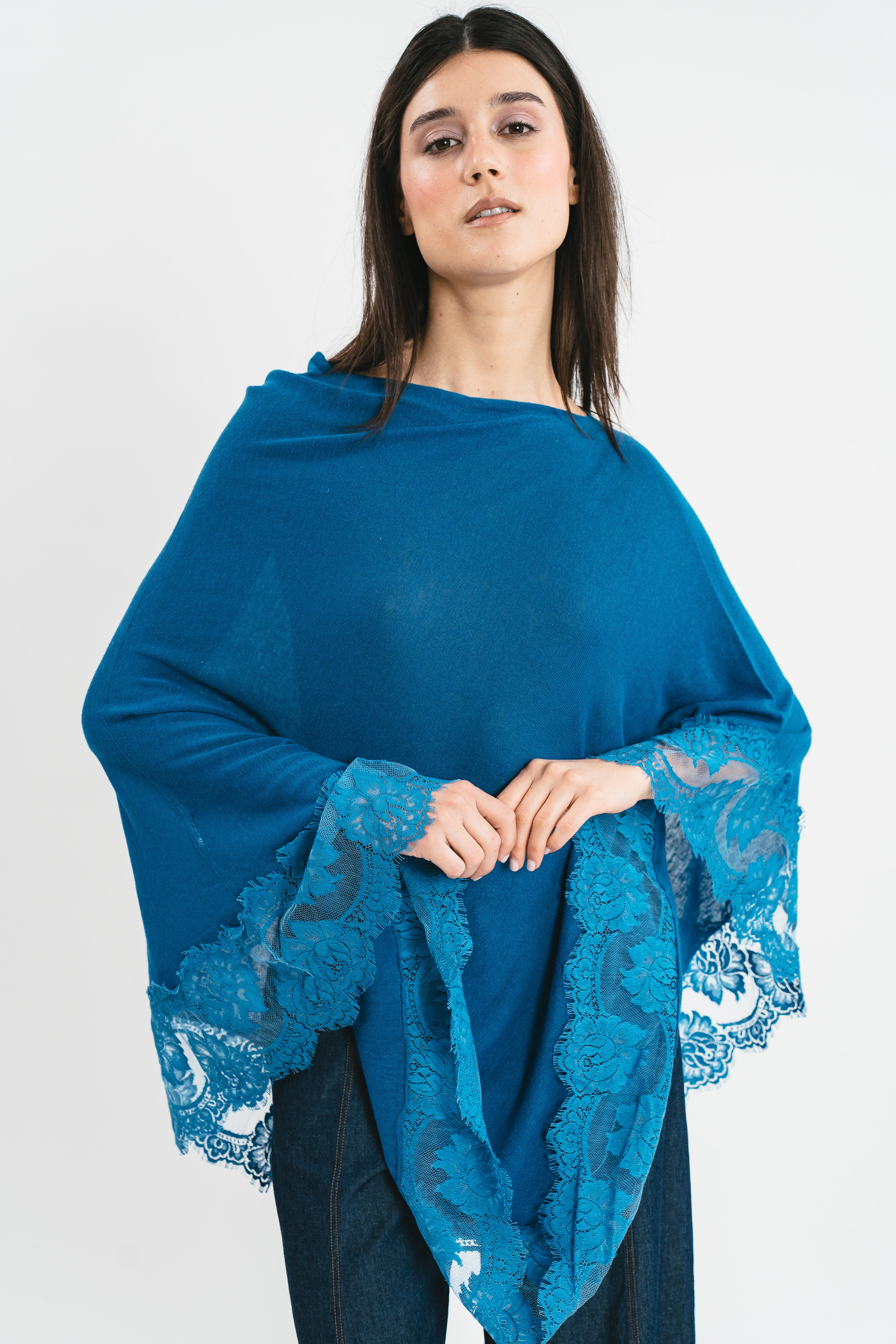 Poncho turchese con dettagli in pizzo Dettaglio