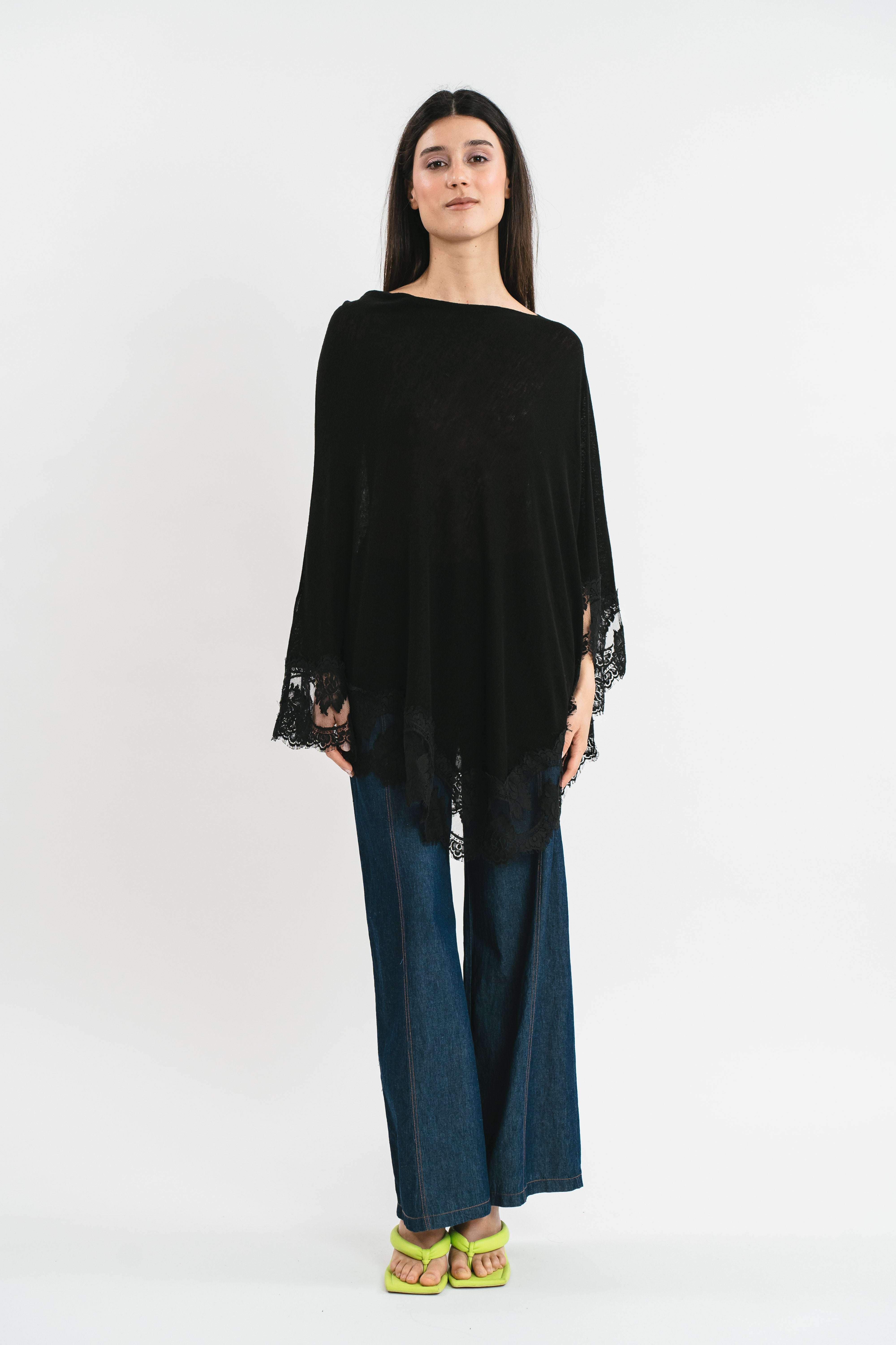 Poncho nero con dettagli in pizzo Frontale