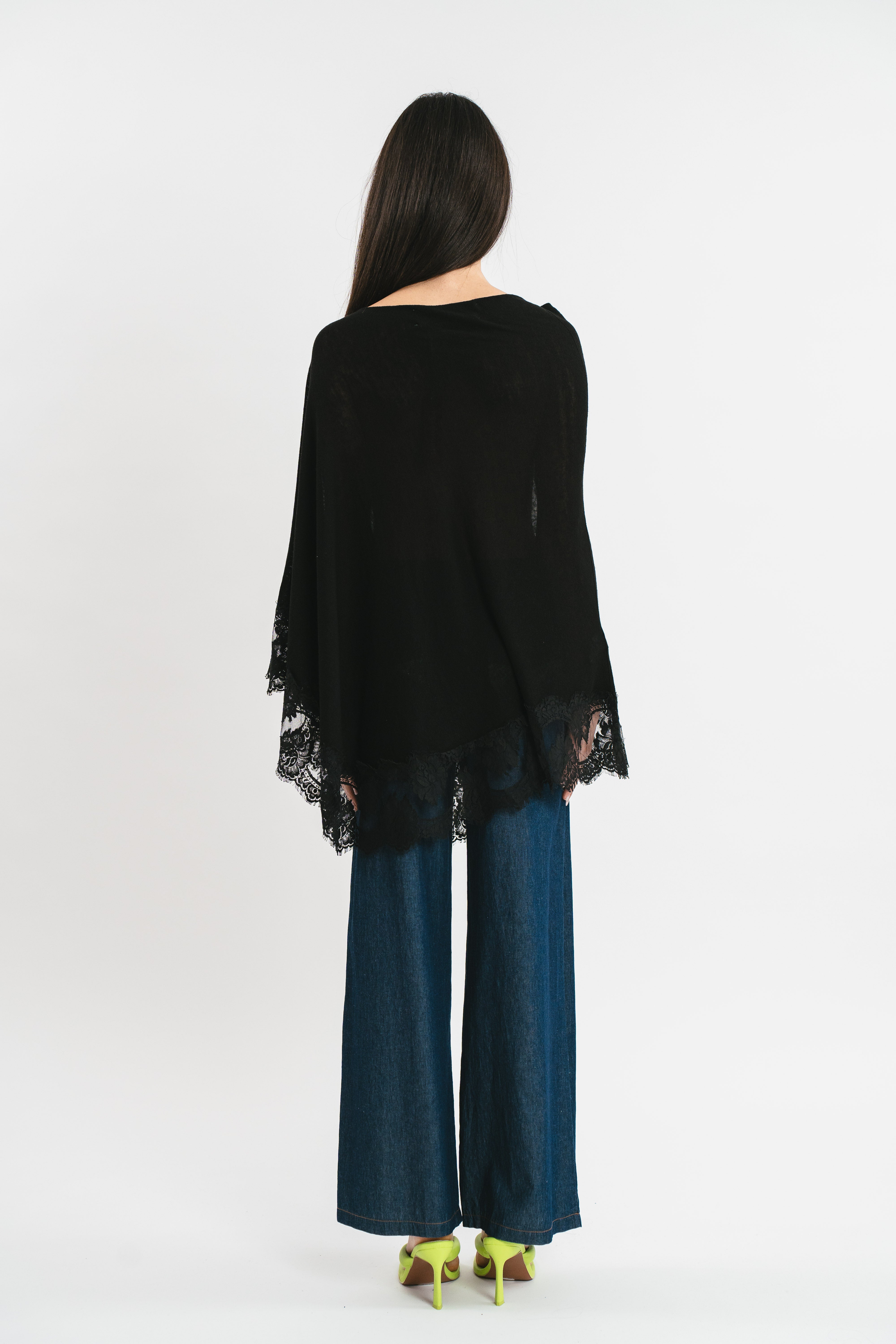 Poncho nero con dettagli in pizzo Posteriore