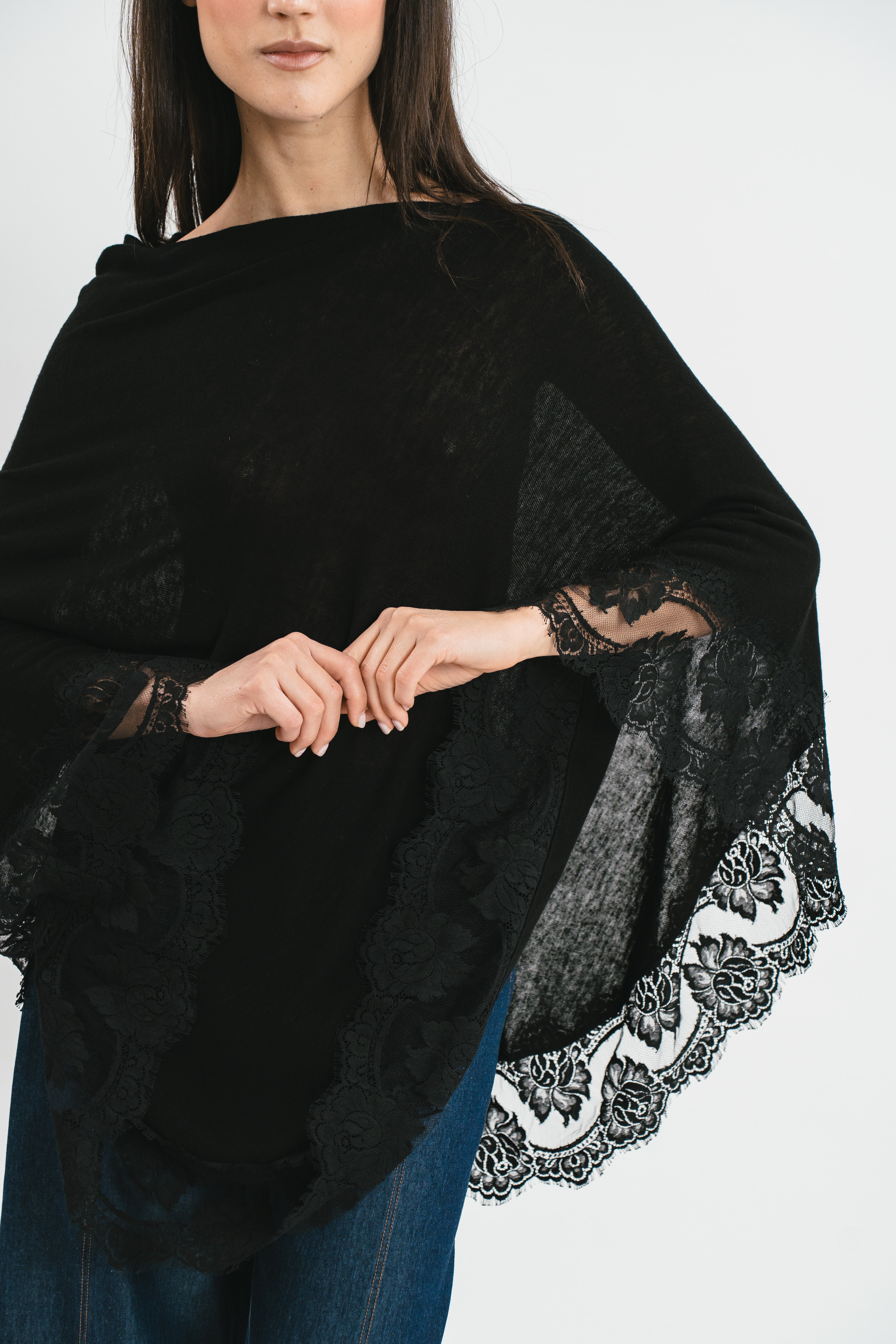 Poncho nero con dettagli in pizzo Dettaglio