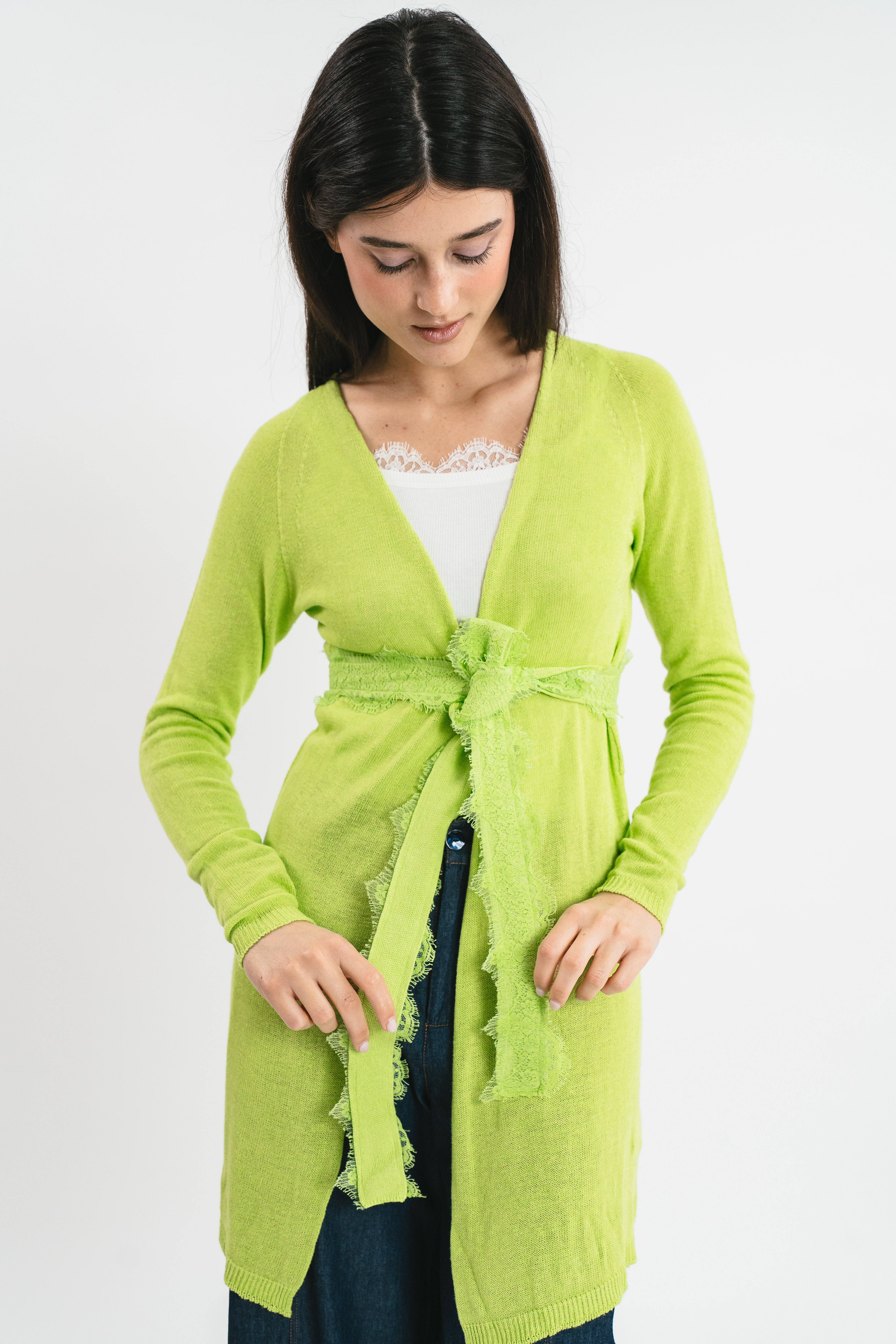 Modella indossa cardigan verde lime con cintura dettagli in pizzo francese. Dettaglio