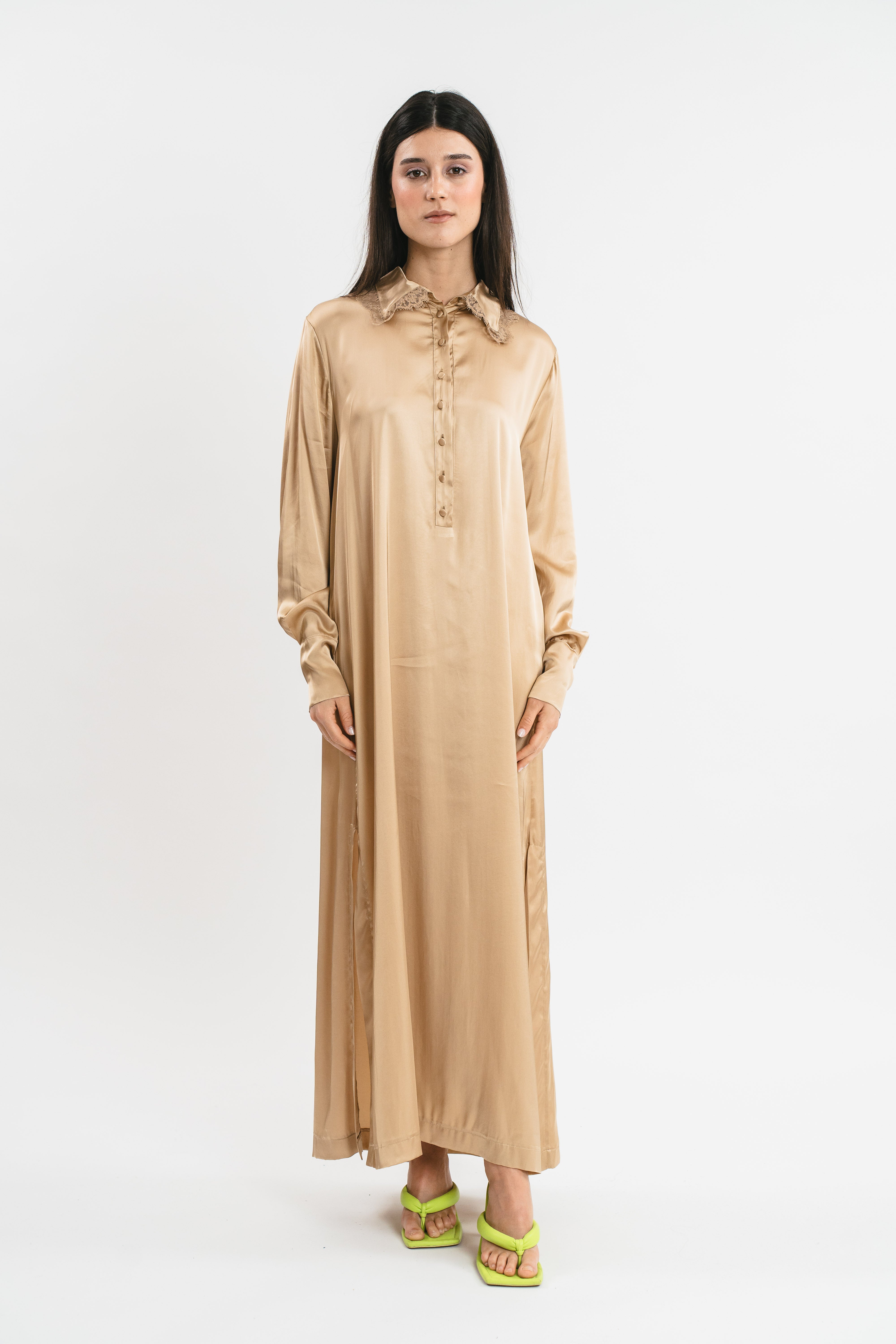 Modella indossa chemisier color cammello con maniche lunghe, spacchi sul fondo e dettagli in pizzo. Frontale