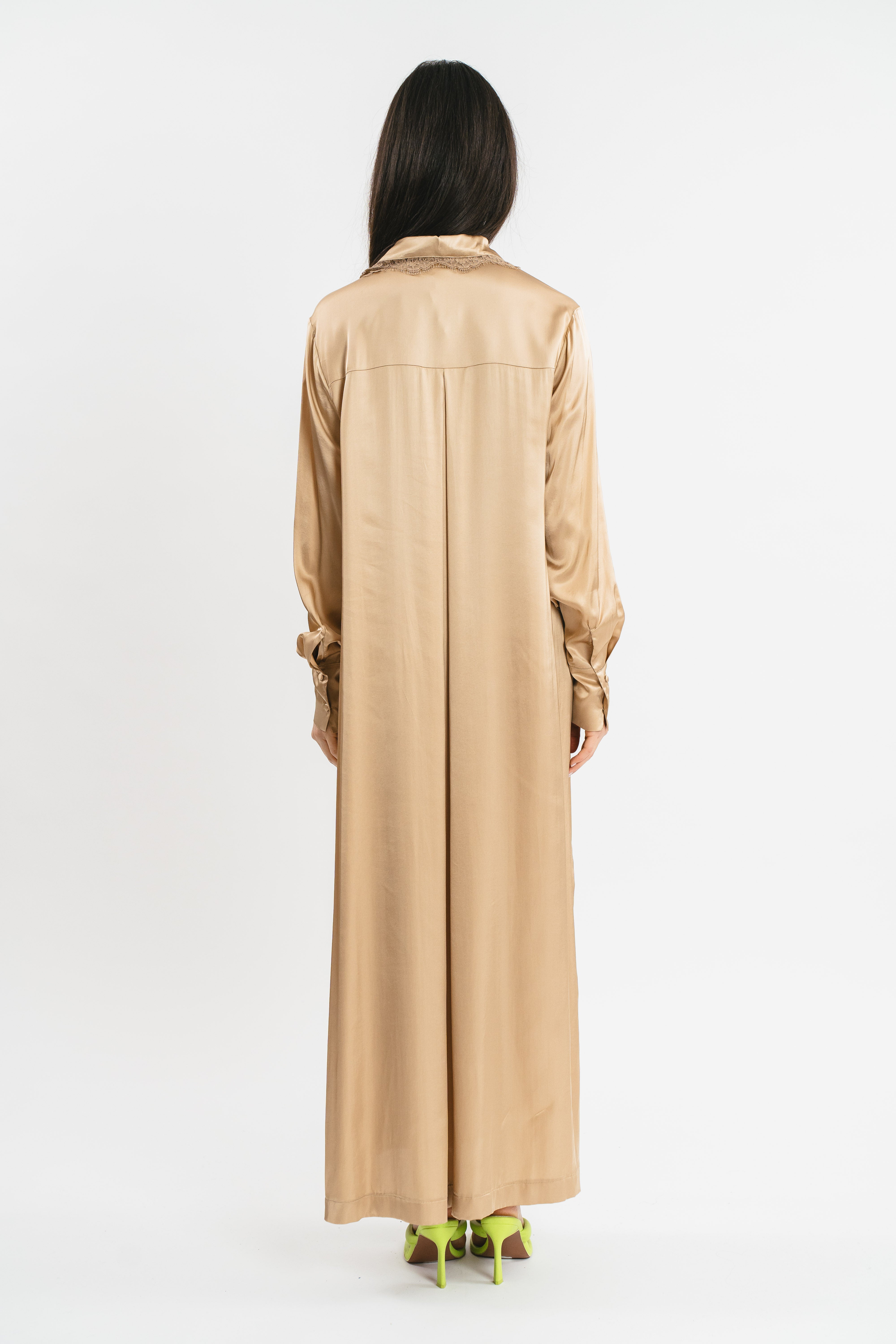 Modella indossa chemisier color cammello con maniche lunghe, spacchi sul fondo e dettagli in pizzo. Poteriore