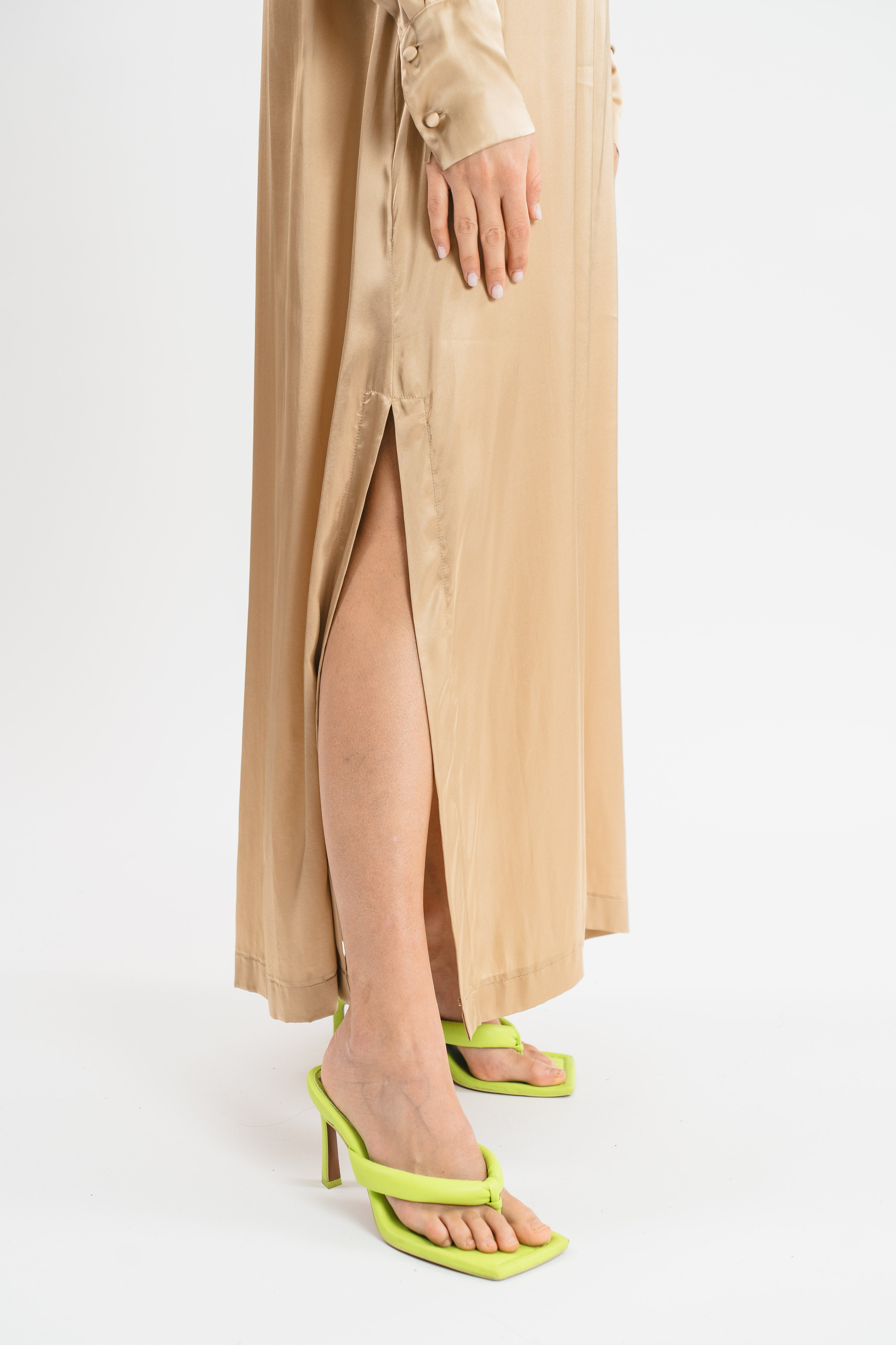 Modella indossa chemisier color cammello con maniche lunghe, spacchi sul fondo e dettagli in pizzo. Dettaglio